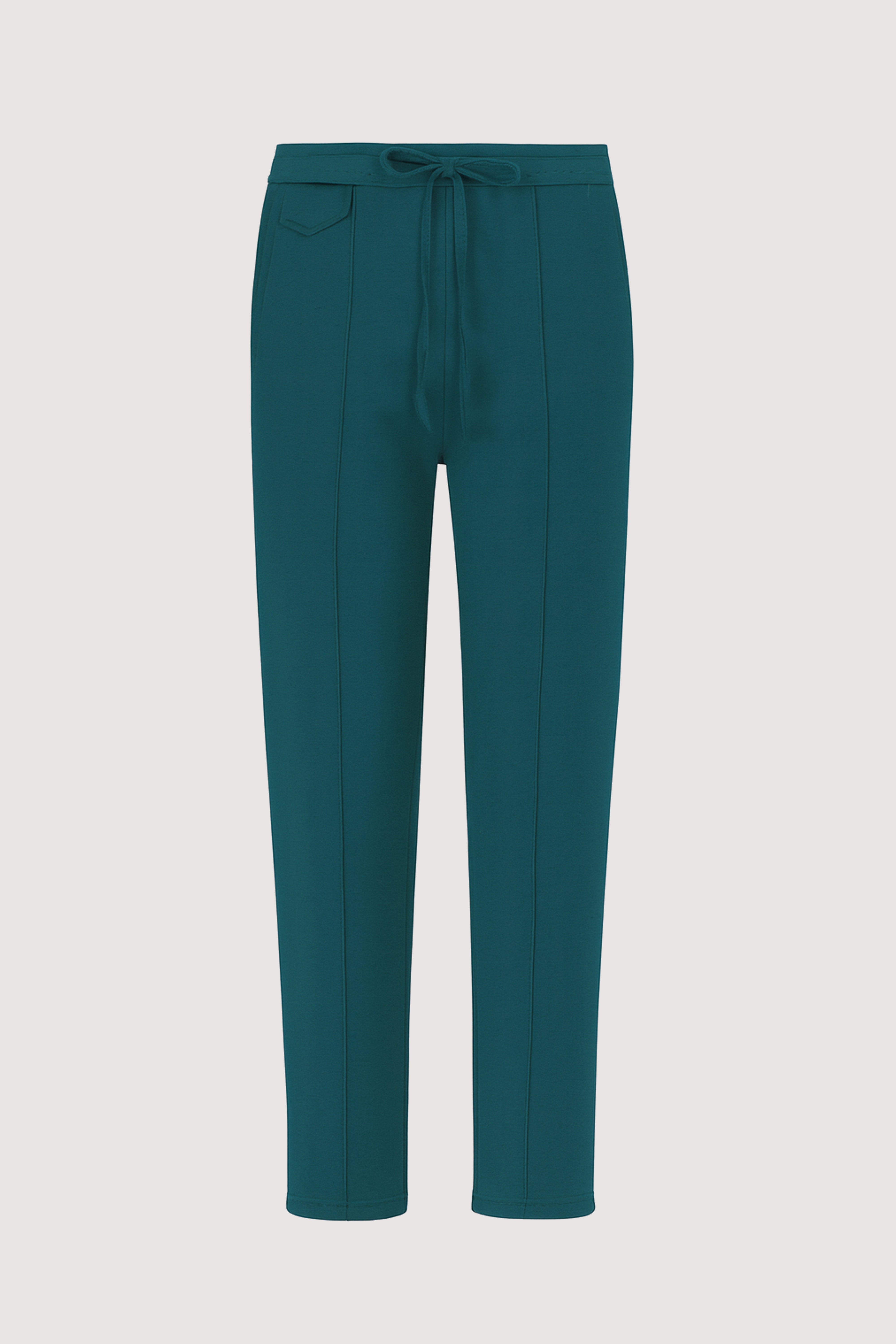 Rahatlık, stil ve sürdürülebilirlik bir arada! %100 organik pamuktan üretilen petrol mavisi renk kadın sweatpant, yumuşak dokusuyla gün boyu konfor sağlarken, modern kesimiyle her kombine uyum sağlar. Hem evde hem dışarıda özgürce hareket etmen için tasarlandı.