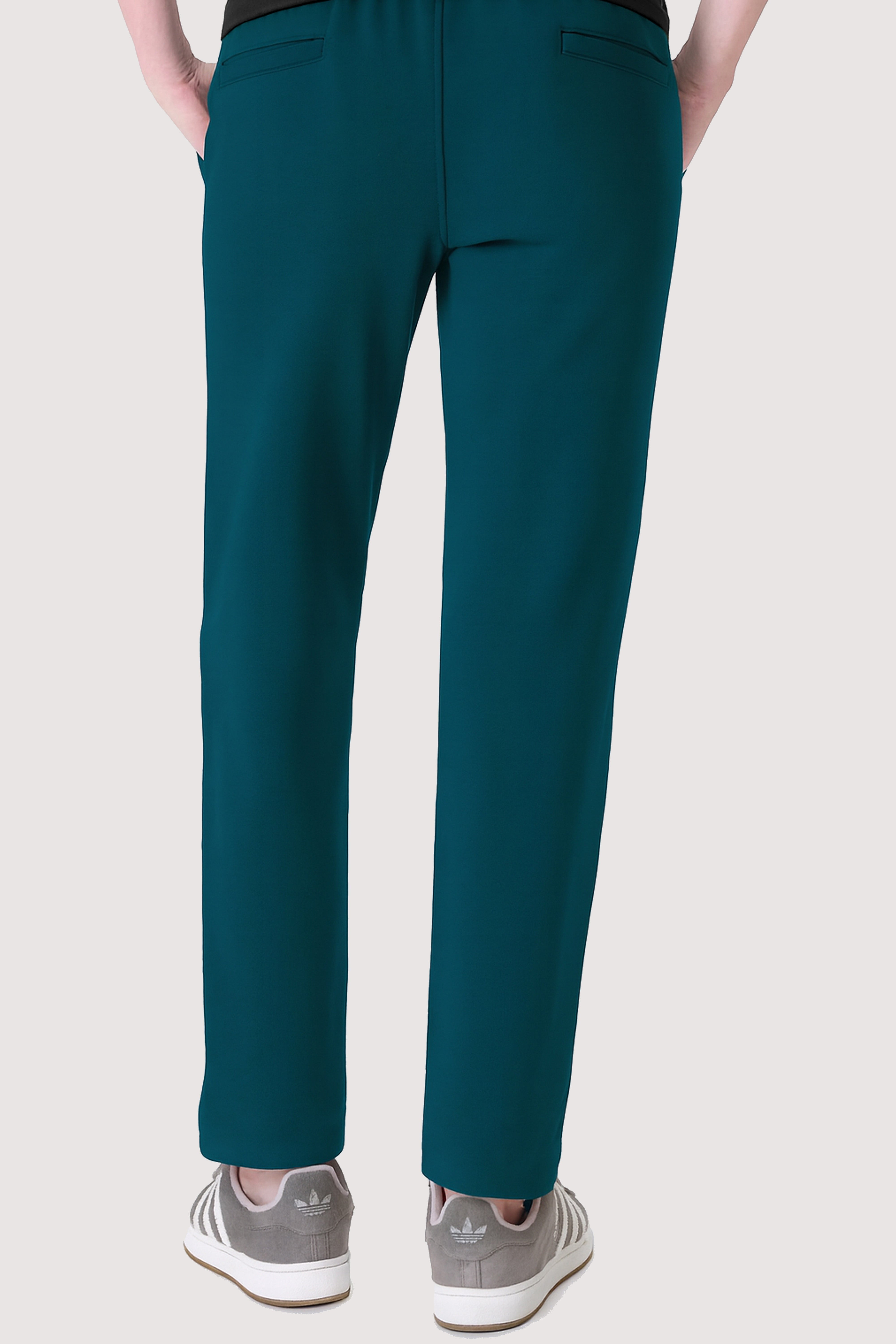 Rahatlık, stil ve sürdürülebilirlik bir arada! %100 organik pamuktan üretilen petrol mavisi renk kadın sweatpant, yumuşak dokusuyla gün boyu konfor sağlarken, modern kesimiyle her kombine uyum sağlar. Hem evde hem dışarıda özgürce hareket etmen için tasarlandı.