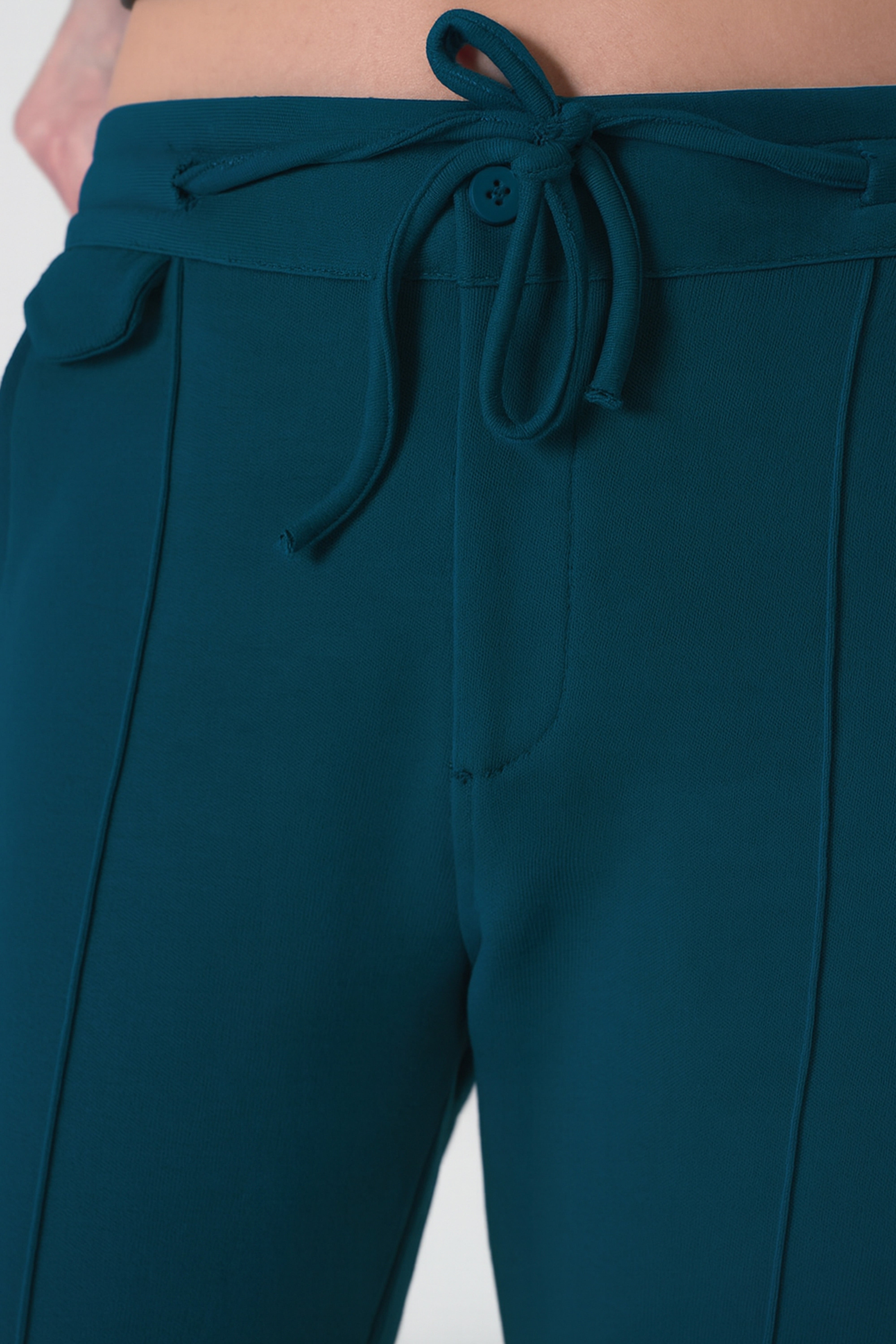 Rahatlık, stil ve sürdürülebilirlik bir arada! %100 organik pamuktan üretilen petrol mavisi renk kadın sweatpant, yumuşak dokusuyla gün boyu konfor sağlarken, modern kesimiyle her kombine uyum sağlar. Hem evde hem dışarıda özgürce hareket etmen için tasarlandı.