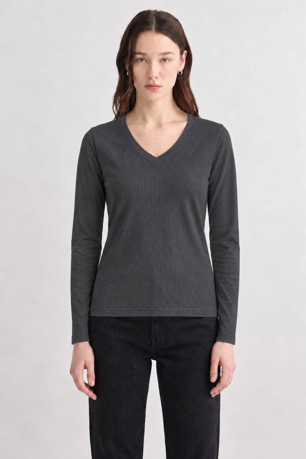 UNIQVIBE’ın organik pamuklu fitilli antrasit V yaka kaşkorse bluzu, doğal dokusu ve sade şıklığıyla günlük stile modern bir rahatlık katar. Kaşkorse yapısının esnekliği, vücuda uyum sağlayan fitilli formuyla birleşerek hem konforlu hem zarif bir görünüm sunar. Nefes alan organik kumaşı sayesinde gün boyu rahatlık sağlarken, minimal çizgisiyle jean, etek ve blazer kombinlerine kolayca uyum sağlar. 