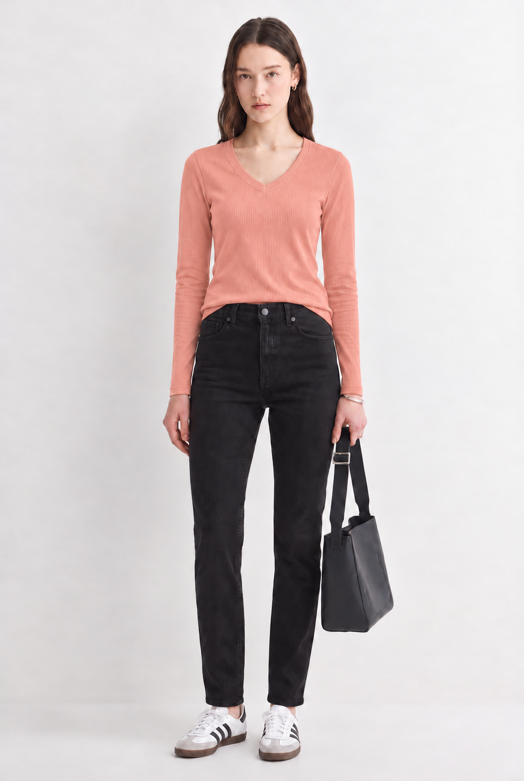 UNIQVIBE’ın organik pamuklu fitilli V yaka kaşkorse bluzu, doğal dokusu ve sade şıklığıyla günlük stile modern bir rahatlık katar. Kaşkorse yapısının esnekliği, vücuda uyum sağlayan fitilli formuyla birleşerek hem konforlu hem zarif bir görünüm sunar. Nefes alan organik kumaşı sayesinde gün boyu rahatlık sağlarken, minimal çizgisiyle jean, etek ve blazer kombinlerine kolayca uyum sağlar. 