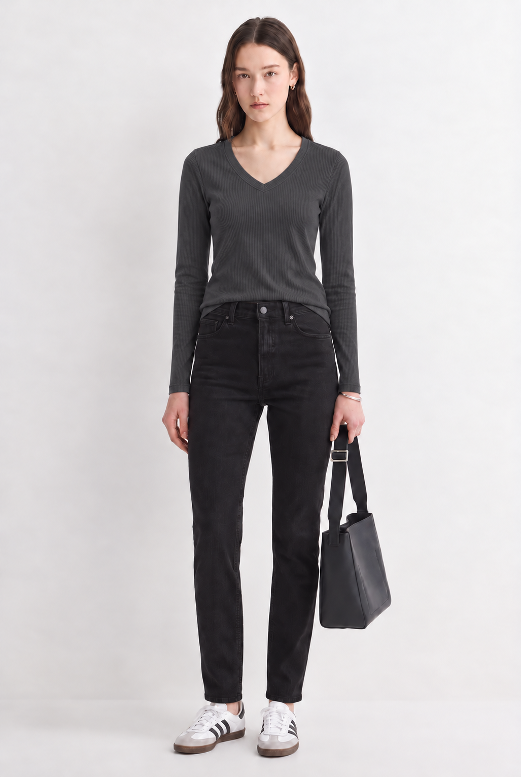 UNIQVIBE’ın organik pamuklu fitilli antrasit V yaka kaşkorse bluzu, doğal dokusu ve sade şıklığıyla günlük stile modern bir rahatlık katar. Kaşkorse yapısının esnekliği, vücuda uyum sağlayan fitilli formuyla birleşerek hem konforlu hem zarif bir görünüm sunar. Nefes alan organik kumaşı sayesinde gün boyu rahatlık sağlarken, minimal çizgisiyle jean, etek ve blazer kombinlerine kolayca uyum sağlar. 