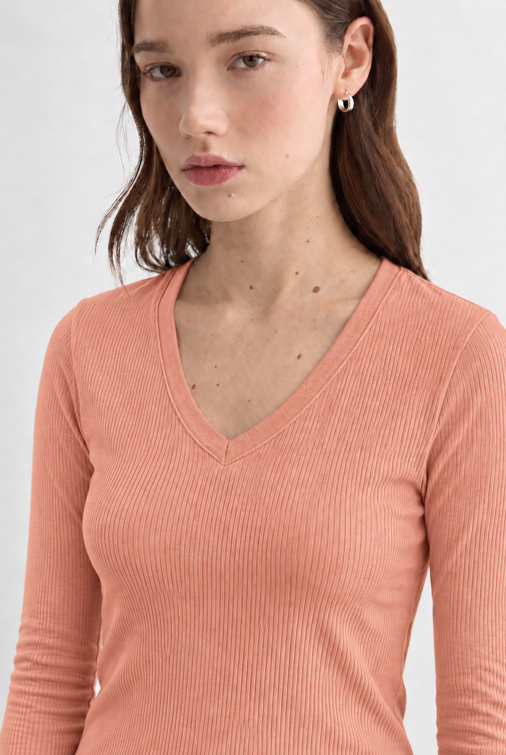 UNIQVIBE’ın organik pamuklu fitilli V yaka kaşkorse bluzu, doğal dokusu ve sade şıklığıyla günlük stile modern bir rahatlık katar. Kaşkorse yapısının esnekliği, vücuda uyum sağlayan fitilli formuyla birleşerek hem konforlu hem zarif bir görünüm sunar. Nefes alan organik kumaşı sayesinde gün boyu rahatlık sağlarken, minimal çizgisiyle jean, etek ve blazer kombinlerine kolayca uyum sağlar. 