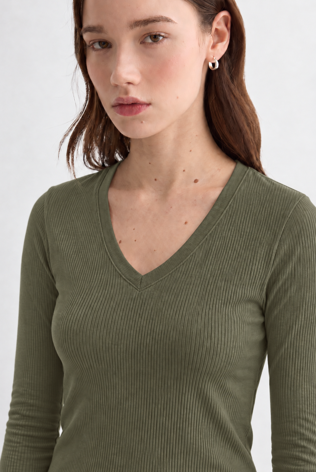 UNIQVIBE’ın organik pamuklu fitilli haki V yaka kaşkorse bluzu, doğal dokusu ve sade şıklığıyla günlük stile modern bir rahatlık katar. Kaşkorse yapısının esnekliği, vücuda uyum sağlayan fitilli formuyla birleşerek hem konforlu hem zarif bir görünüm sunar. Nefes alan organik kumaşı sayesinde gün boyu rahatlık sağlarken, minimal çizgisiyle jean, etek ve blazer kombinlerine kolayca uyum sağlar. 