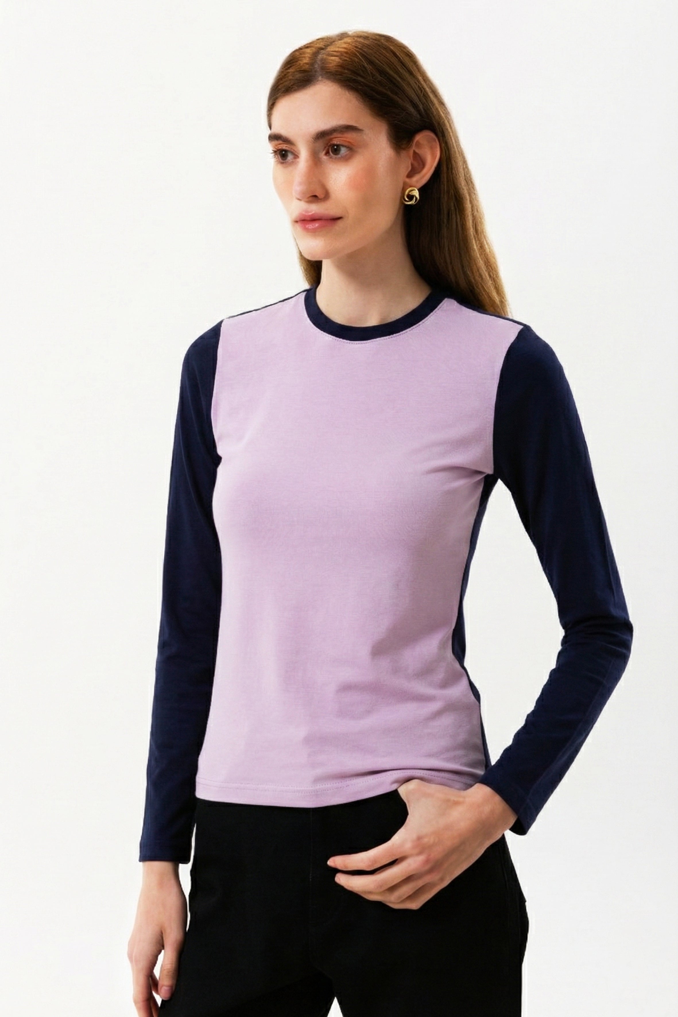 %100 organik pamuktan üretilmiş, rahat kalıplı, uzun kollu kadın tişört – cilt dostu ve nefes alabilen doğal kumaşlı kontrast bluz.