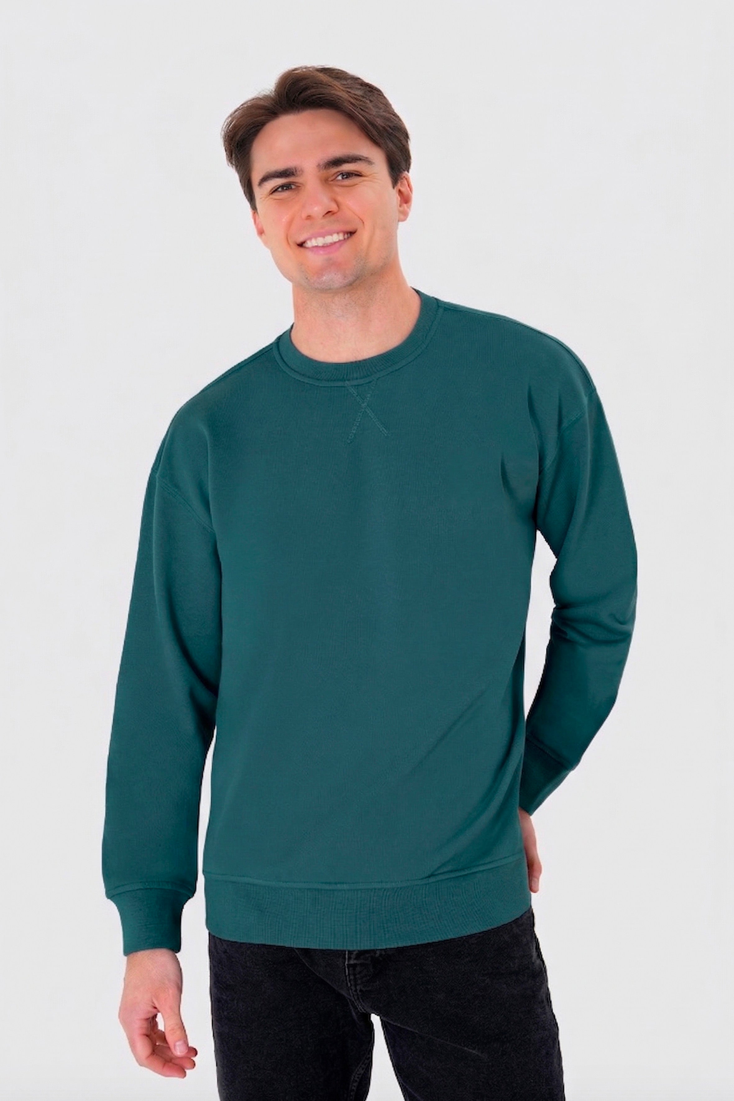Pamuklu dokusuyla rahat bir kullanım sunan erkek regular sweatshirt, sade çizgisi ve modern kalıbıyla günlük stile kolayca uyum sağlar. Nefes alan yapısı sayesinde gün boyu konforlu bir his verirken, zamansız tasarımı hem spor hem şehir kombinlerinde pratik bir seçenek oluşturur. ‘Erkek regular sweatshirt’ ve ‘pamuklu sweatshirt erkek’ aramalarında öne çıkan kullanışlı ve şık bir modeldir.