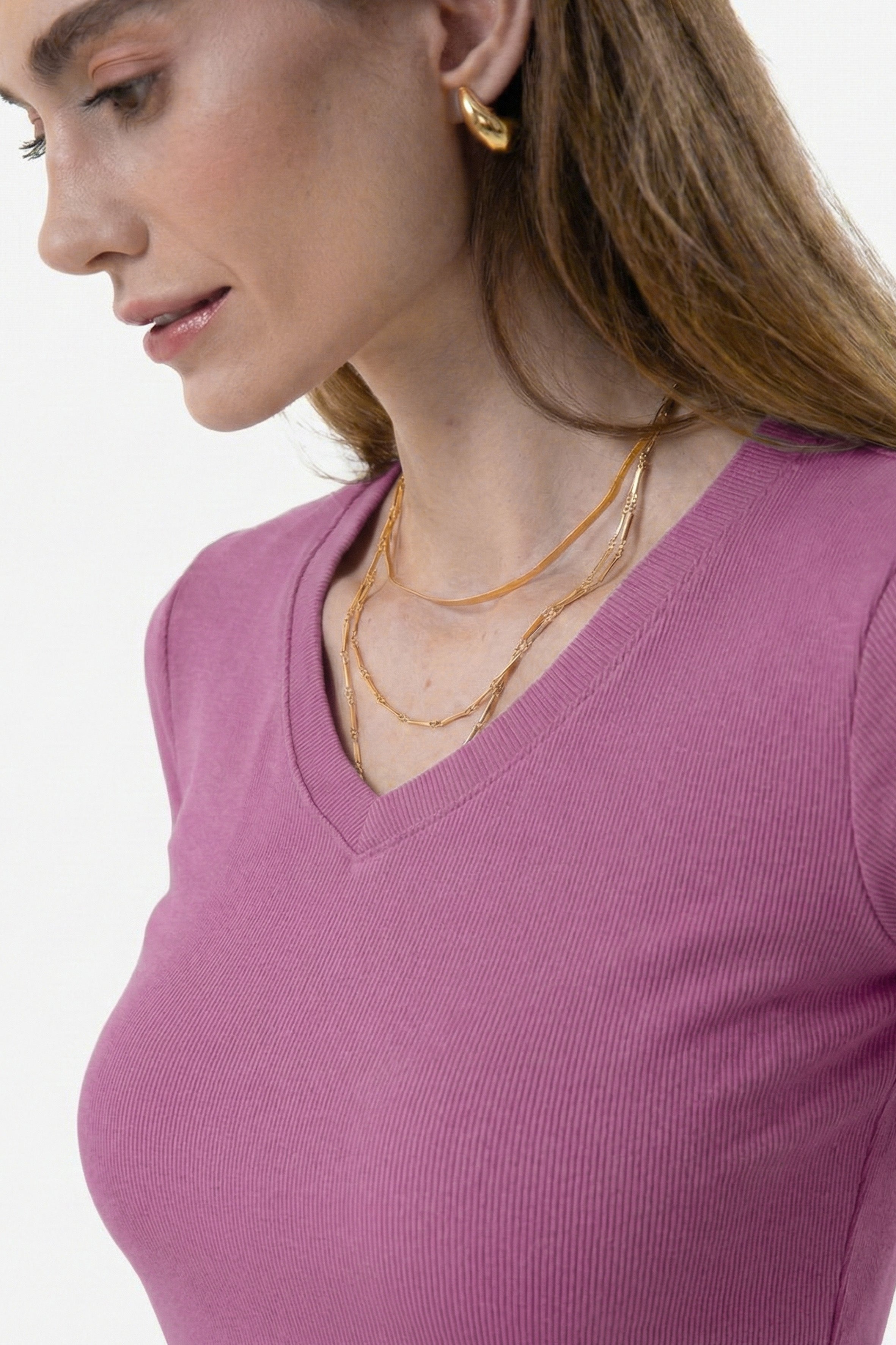 UNIQVIBE’ın organik pamuklu fitilli gül kurusu V yaka kaşkorse bluzu, doğal dokusu ve sade şıklığıyla günlük stile modern bir rahatlık katar. Kaşkorse yapısının esnekliği, vücuda uyum sağlayan fitilli formuyla birleşerek hem konforlu hem zarif bir görünüm sunar. Nefes alan organik kumaşı sayesinde gün boyu rahatlık sağlarken, minimal çizgisiyle jean, etek ve blazer kombinlerine kolayca uyum sağlar. 