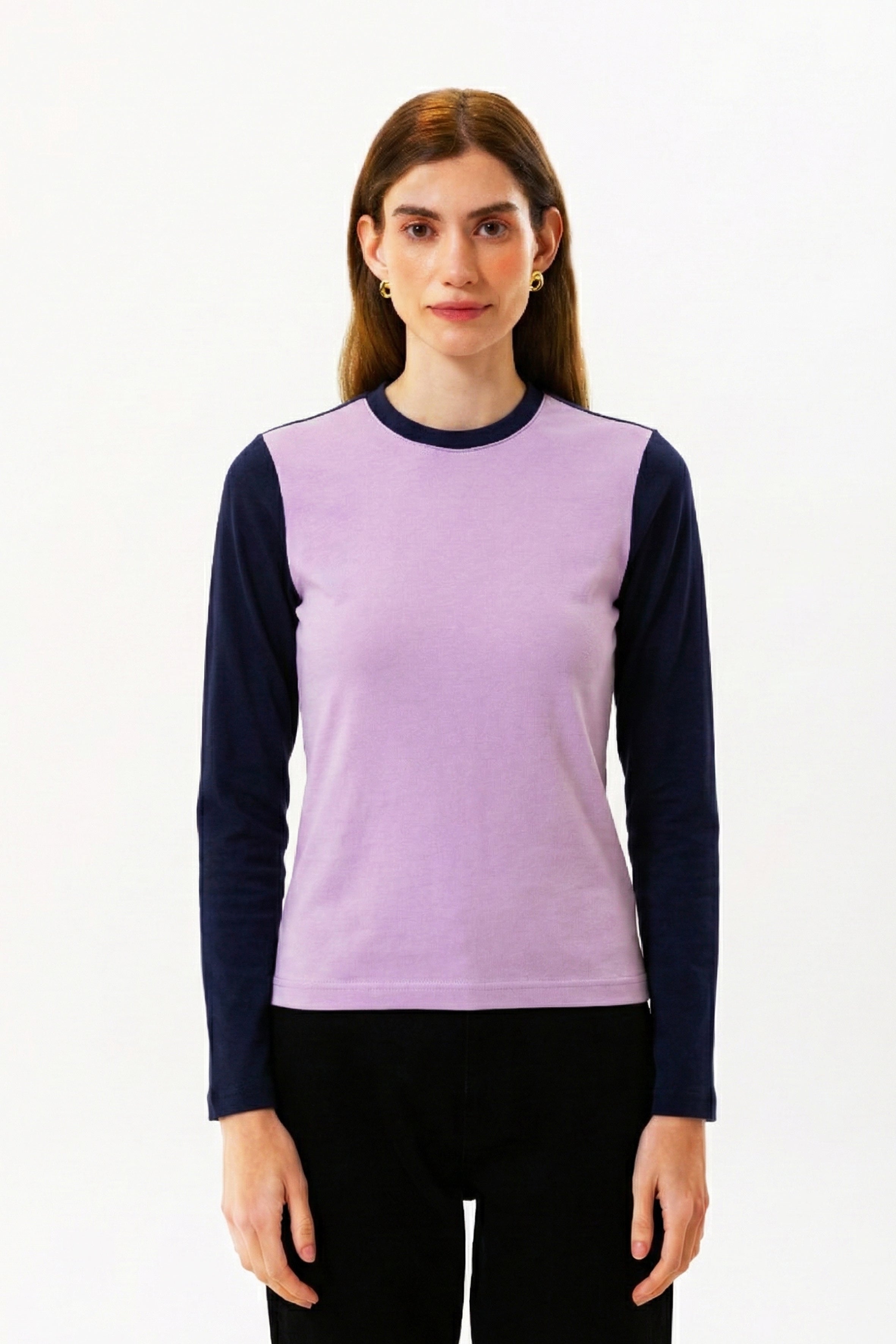 %100 organik pamuktan üretilmiş, rahat kalıplı, uzun kollu kadın tişört – cilt dostu ve nefes alabilen doğal kumaşlı kontrast bluz.