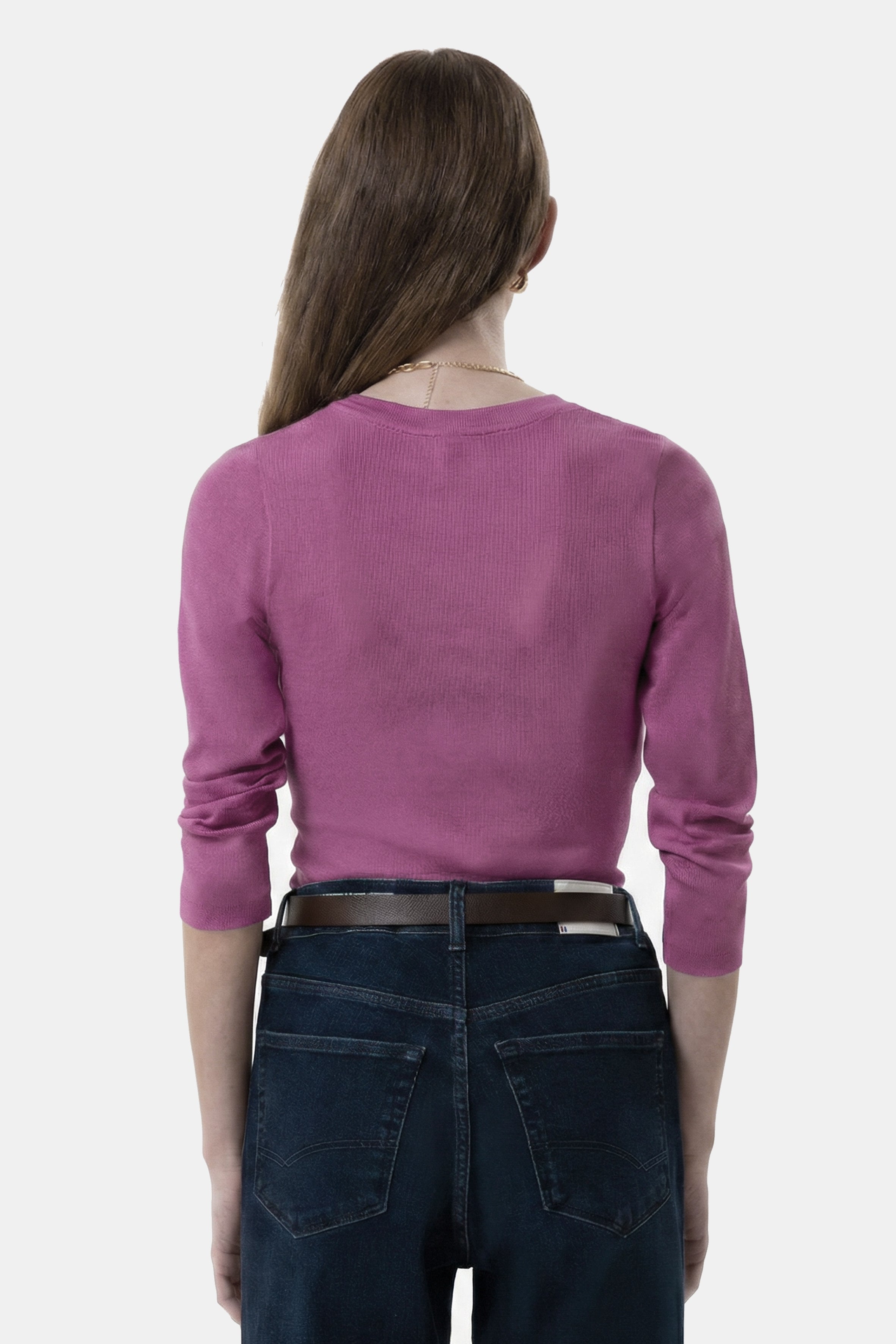 UNIQVIBE’ın organik pamuklu fitilli gül kurusu V yaka kaşkorse bluzu, doğal dokusu ve sade şıklığıyla günlük stile modern bir rahatlık katar. Kaşkorse yapısının esnekliği, vücuda uyum sağlayan fitilli formuyla birleşerek hem konforlu hem zarif bir görünüm sunar. Nefes alan organik kumaşı sayesinde gün boyu rahatlık sağlarken, minimal çizgisiyle jean, etek ve blazer kombinlerine kolayca uyum sağlar. 