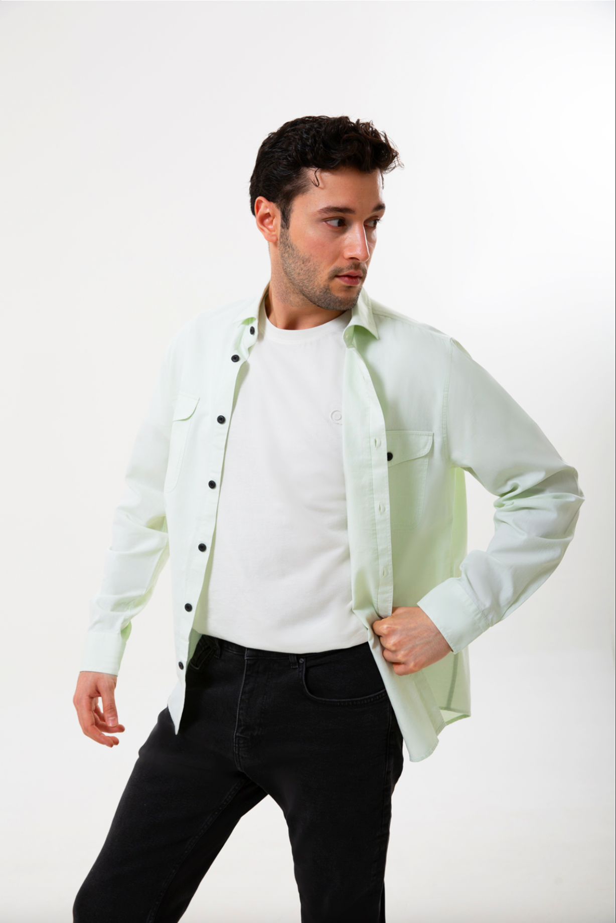 Pamuk dokulu mint yeşili regular fit gömlek, hafif yapısı ve rahat kesimiyle günlük stile ferah bir görünüm katar. İki kapaklı göğüs cebi modern ve kullanışlı bir detay sunarken, nefes alan kumaşı gün boyu konfor sağlar. Hem jean hem de chino pantolonlarla kolayca uyum sağlayan bu tasarım; ‘erkek mint yeşili gömlek’, ‘regular fit erkek gömlek’ ve ‘cepli pamuk gömlek’ aramalarında öne çıkan zamansız bir alternatiftir.