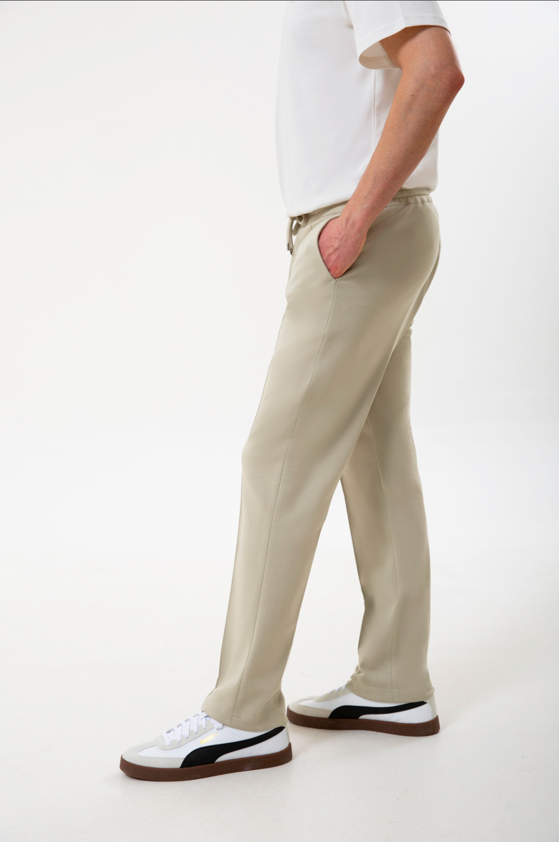 Rahatlık, stil ve sürdürülebilirlik bir arada!
Organik pamuklu yapısıyla üretilen bej erkek sweatpant eşofman, yumuşak dokusuyla gün boyu konfor sağlarken modern kesimiyle her kombine uyum sağlar. Hem evde hem dışarıda özgürce hareket etmen için tasarlandı.