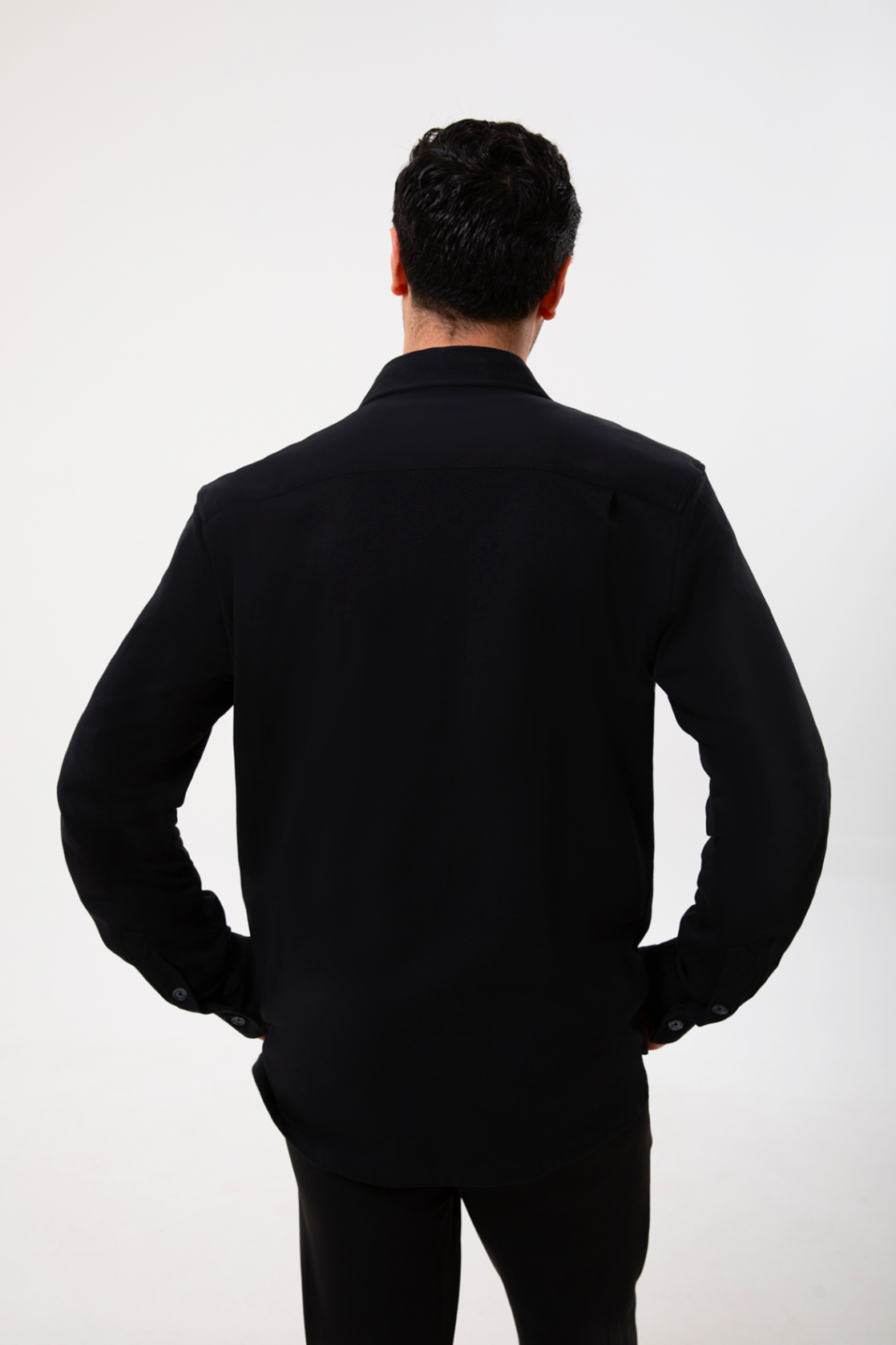 %100 organik pamuktan üretilen siyah regular fit gömlek, doğal dokusu ve sade çizgisiyle hem günlük stile hem ofis şıklığına uyum sağlar. Nefes alan kumaşı sayesinde gün boyu konforlu bir kullanım sunarken, zamansız siyah tonu modern ve kullanışlı bir görünüm yaratır. ‘Organik pamuk gömlek’ ve ‘siyah regular fit gömlek’ aramalarında öne çıkan bu tasarım, doğaya saygılı üretim yaklaşımıyla uzun ömürlü bir alternatif sunar.