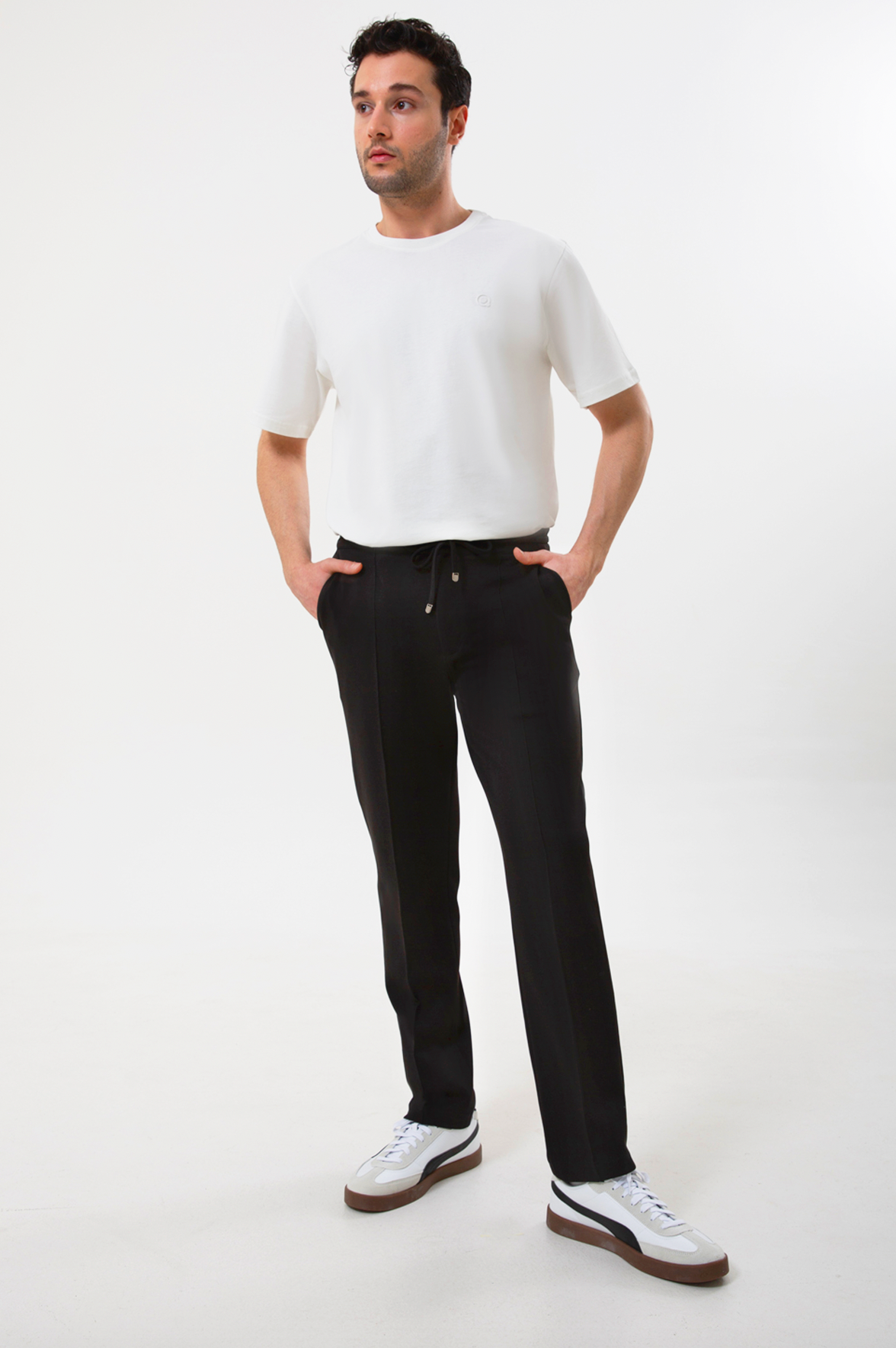 Rahatlık, stil ve sürdürülebilirlik bir arada!
Organik pamuklu yapısıyla üretilen siyah erkek sweatpant eşofman, yumuşak dokusuyla gün boyu konfor sağlarken modern kesimiyle her kombine uyum sağlar. Hem evde hem dışarıda özgürce hareket etmen için tasarlandı.