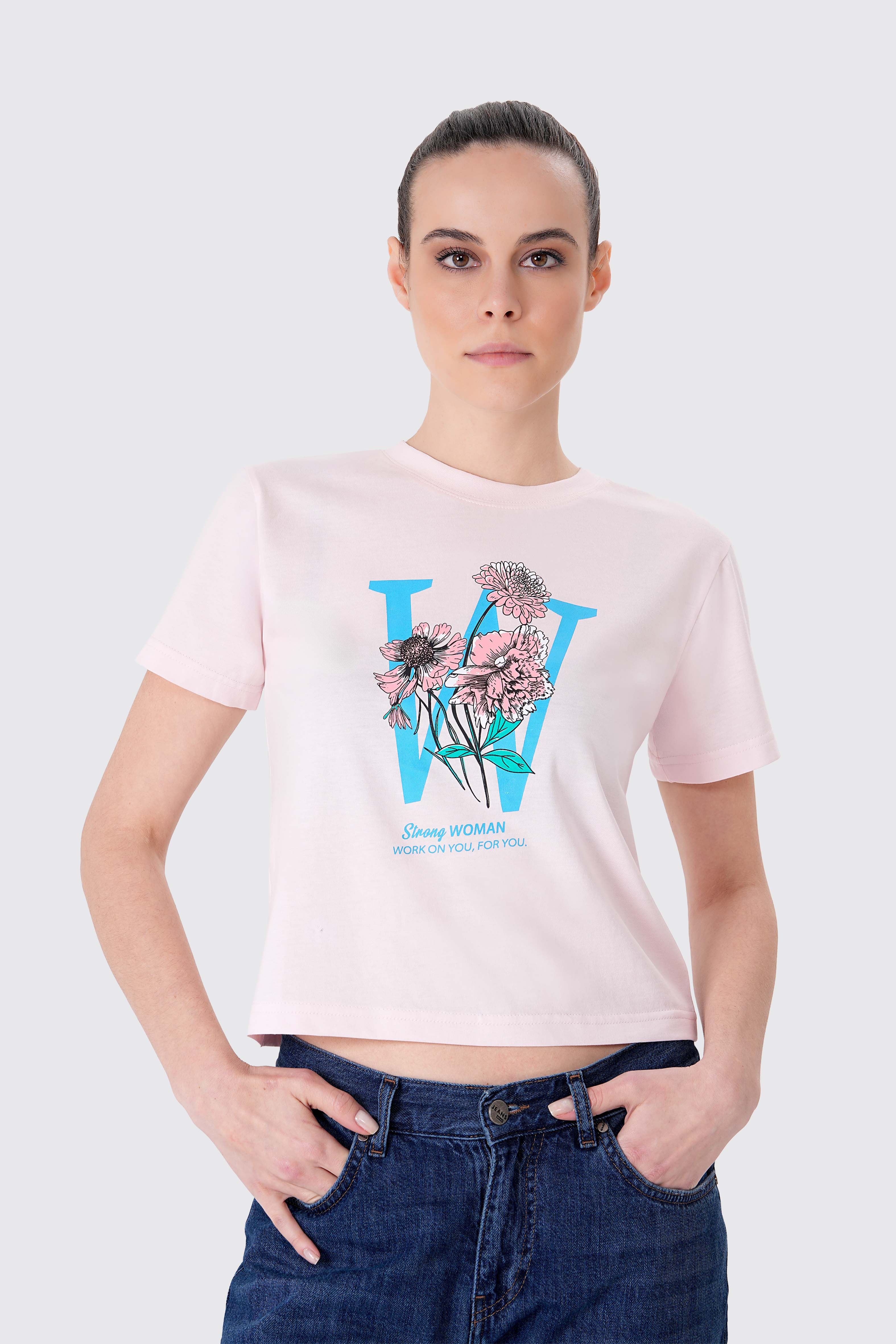 %100 organik pamuktan üretilmiş GOTS sertifikalı kadın crop tişört. Pembe renkli, baskılı ve kısa kollu tasarımıyla yaz aylarında hem konfor hem stil sunar. Sürdürülebilir moda anlayışıyla üretilen bu tişört, doğa dostu kumaşı ve modern kesimiyle günlük kombinler için ideal bir parça.

