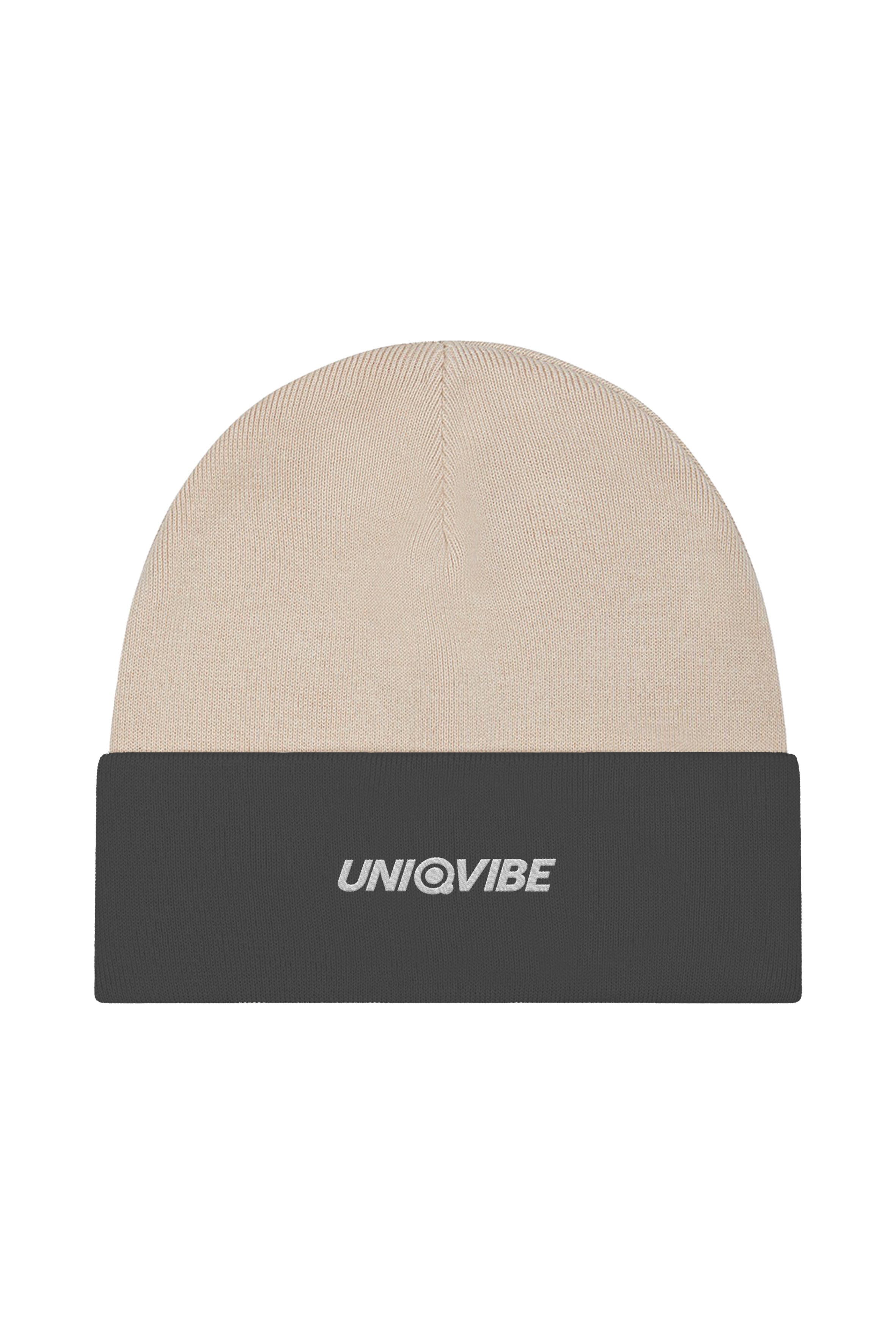 UNIQVIBE’nin %100 organik pamuktan üretilmiş unisex bereleri, kış stilinizi sürdürülebilir bir dokunuşla tamamlıyor. Pastel tonlardan koyu renklere kadar geniş bir renk yelpazesiyle, her tarza uygun seçenekler sunuyor. Çevre dostu üretim ve yumuşak dokusuyla bu bereyi keşfedin!  #Renk_Bej