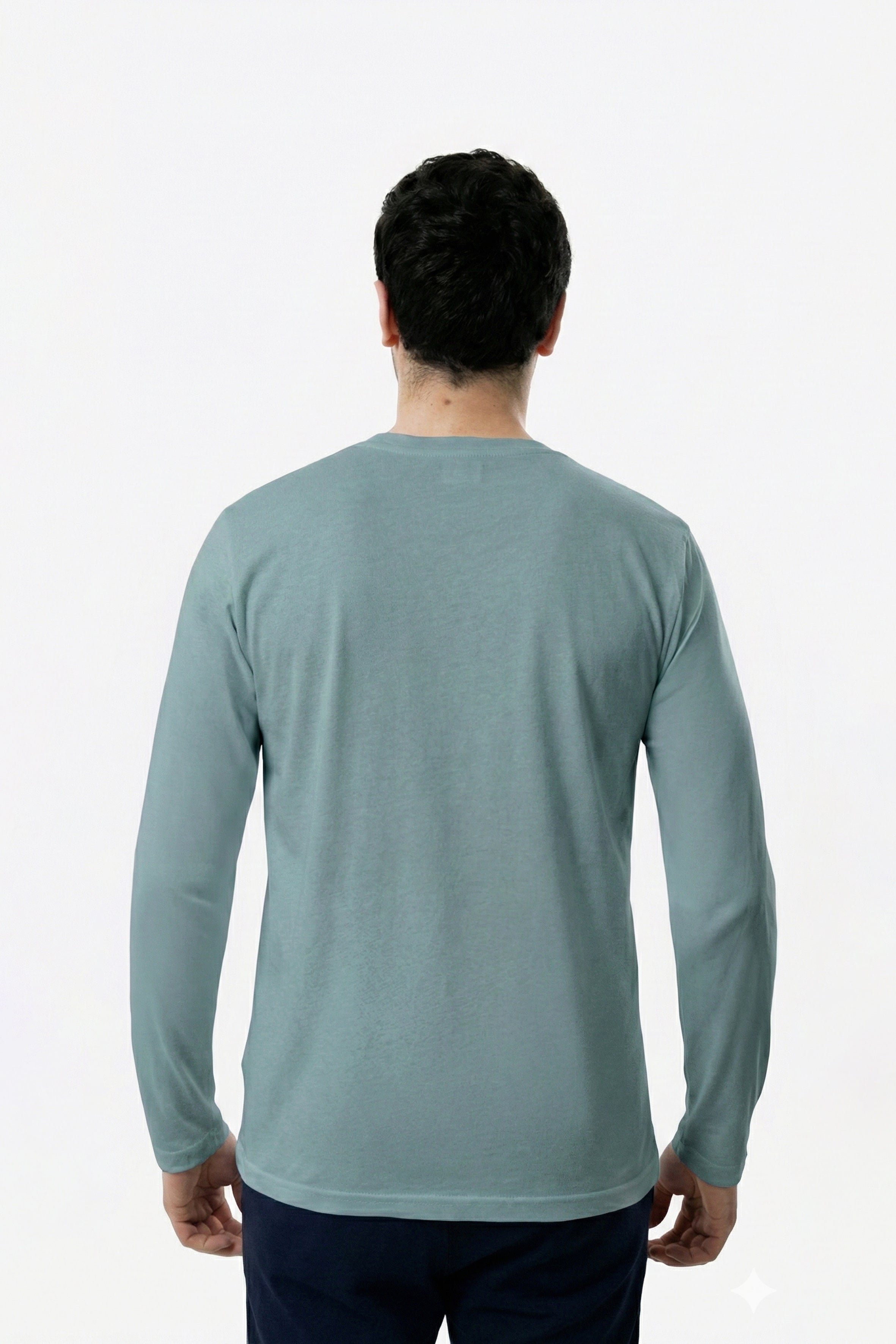 %100 organik pamuk yeşil erkek uzun kollu bisiklet yaka tişört. Nefes alabilen, cilt dostu, rahat kesim basic model ile günlük şıklık ve konfor bir arada.