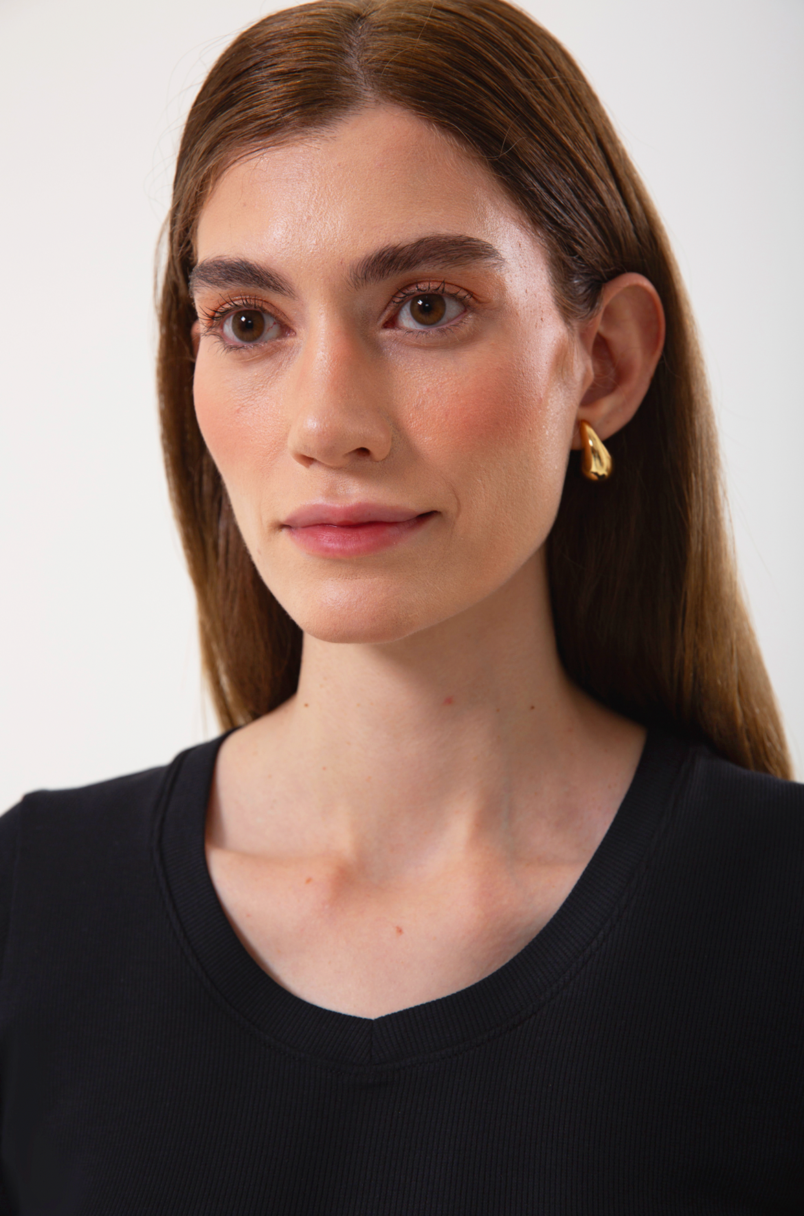 UNIQVIBE’ın organik pamuklu fitilli V yaka kaşkorse bluzu, doğal dokusu ve sade şıklığıyla günlük stile modern bir rahatlık katar. Kaşkorse yapısının esnekliği, vücuda uyum sağlayan fitilli formuyla birleşerek hem konforlu hem zarif bir görünüm sunar. Nefes alan organik kumaşı sayesinde gün boyu rahatlık sağlarken, minimal çizgisiyle jean, etek ve blazer kombinlerine kolayca uyum sağlar. ‘Organik pamuk bluz’, ‘kadın fitilli bluz’, ‘V yaka kaşkorse bluz’ gibi aramalarda öne çıkan bu tasarım, UNIQVIBE’ın doğa