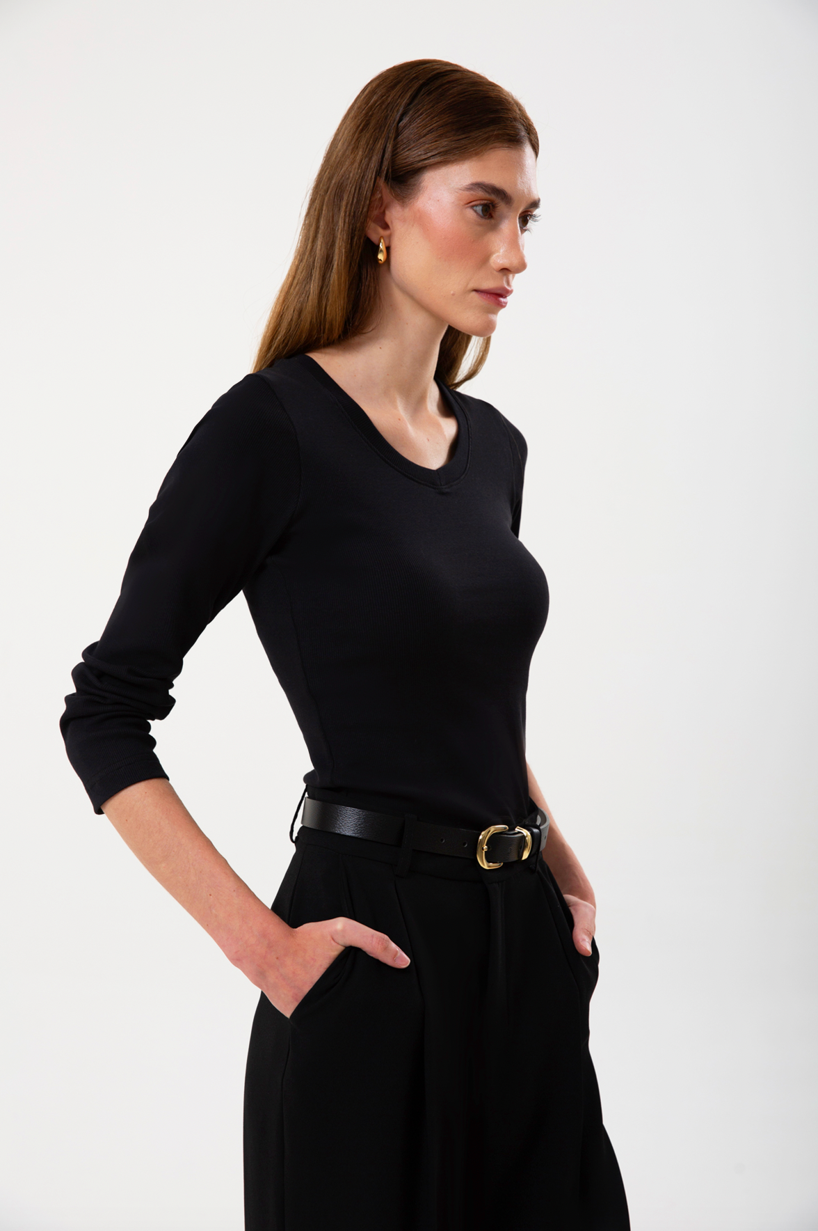 UNIQVIBE’ın organik pamuklu fitilli V yaka kaşkorse bluzu, doğal dokusu ve sade şıklığıyla günlük stile modern bir rahatlık katar. Kaşkorse yapısının esnekliği, vücuda uyum sağlayan fitilli formuyla birleşerek hem konforlu hem zarif bir görünüm sunar. Nefes alan organik kumaşı sayesinde gün boyu rahatlık sağlarken, minimal çizgisiyle jean, etek ve blazer kombinlerine kolayca uyum sağlar. ‘Organik pamuk bluz’, ‘kadın fitilli bluz’, ‘V yaka kaşkorse bluz’ gibi aramalarda öne çıkan bu tasarım, UNIQVIBE’ın doğa