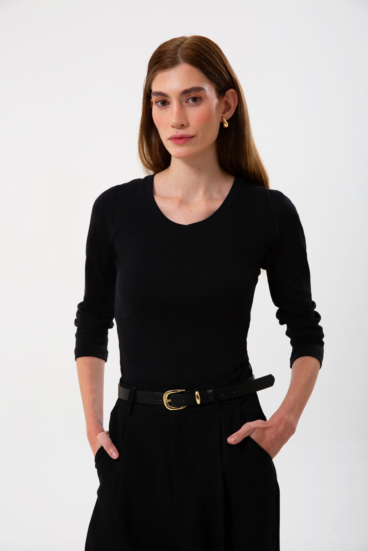 UNIQVIBE’ın organik pamuklu fitilli V yaka kaşkorse bluzu, doğal dokusu ve sade şıklığıyla günlük stile modern bir rahatlık katar. Kaşkorse yapısının esnekliği, vücuda uyum sağlayan fitilli formuyla birleşerek hem konforlu hem zarif bir görünüm sunar. Nefes alan organik kumaşı sayesinde gün boyu rahatlık sağlarken, minimal çizgisiyle jean, etek ve blazer kombinlerine kolayca uyum sağlar. ‘Organik pamuk bluz’, ‘kadın fitilli bluz’, ‘V yaka kaşkorse bluz’ gibi aramalarda öne çıkan bu tasarım, UNIQVIBE’ın doğa