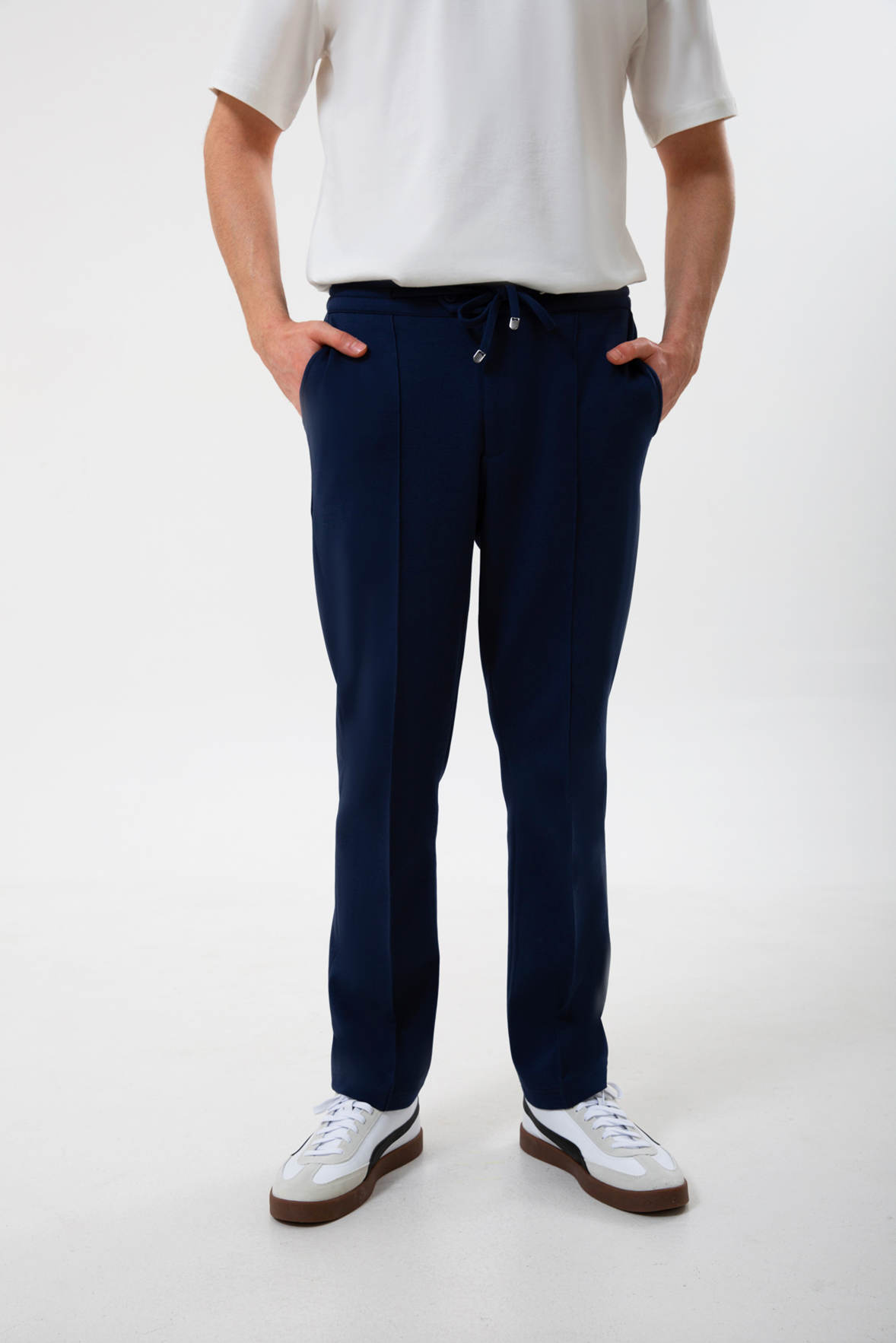 Rahatlık, stil ve sürdürülebilirlik bir arada!
Organik pamuklu yapısıyla üretilen lacivert erkek sweatpant eşofman, yumuşak dokusuyla gün boyu konfor sağlarken modern kesimiyle her kombine uyum sağlar. Hem evde hem dışarıda özgürce hareket etmen için tasarlandı.