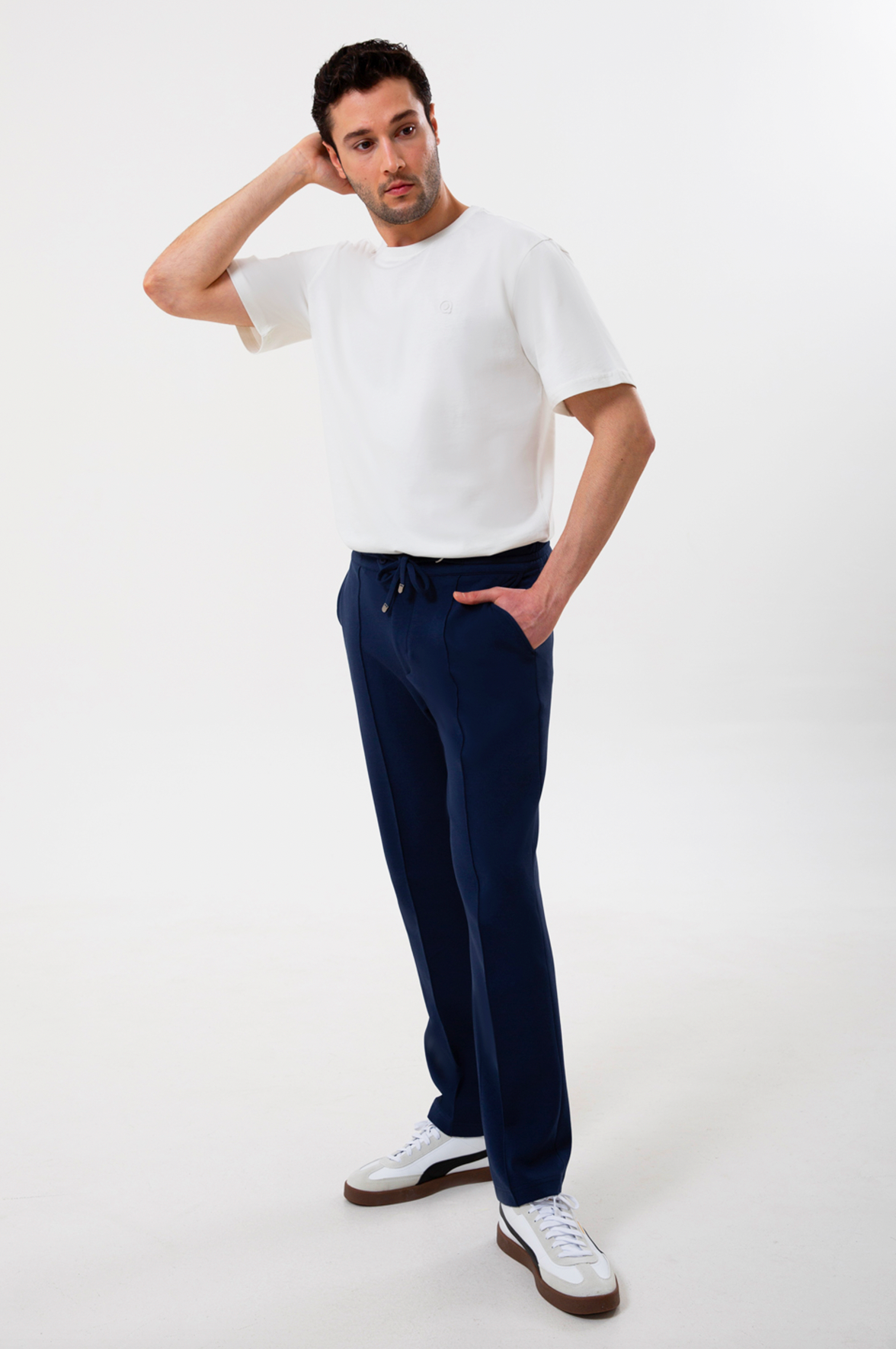 Rahatlık, stil ve sürdürülebilirlik bir arada!
Organik pamuklu yapısıyla üretilen lacivert erkek sweatpant eşofman, yumuşak dokusuyla gün boyu konfor sağlarken modern kesimiyle her kombine uyum sağlar. Hem evde hem dışarıda özgürce hareket etmen için tasarlandı.