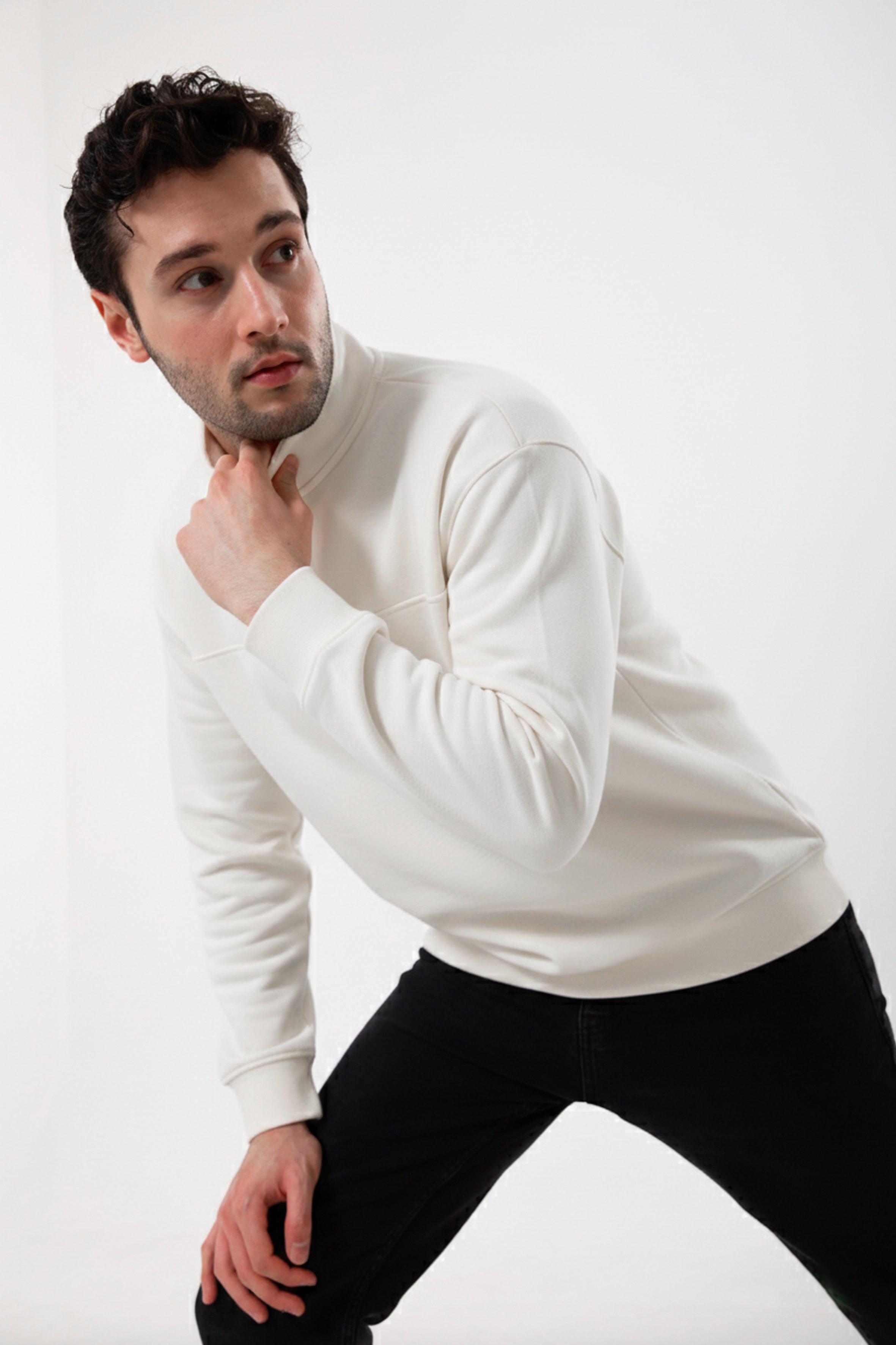 %100 organik pamuk kumaştan üretilmiş taş rengi yarım fermuarlı sweatshirt. Doğal pamuk dokusu sayesinde nefes alabilir, yumuşak ve cilt dostu yapı sunar. Günlük kullanım, rahat stil ve sürdürülebilir moda tercih edenler için ideal organik pamuk erkek sweatshirt modeli. Minimal tasarımı, dik yaka detayı ve modern kesimiyle hem casual kombinlerde hem şehir stilinde kullanılabilir. Organik pamuk yarım fermuarlı sweatshirt, çevre dostu üretim ve konforu bir arada sunar.