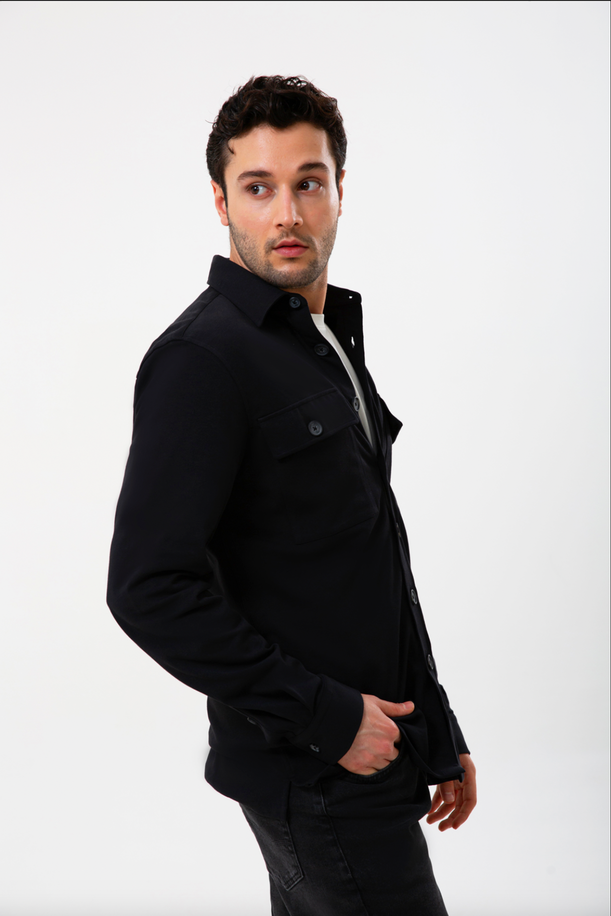 %100 organik pamuktan üretilen siyah regular fit gömlek, doğal dokusu ve sade çizgisiyle hem günlük stile hem ofis şıklığına uyum sağlar. Nefes alan kumaşı sayesinde gün boyu konforlu bir kullanım sunarken, zamansız siyah tonu modern ve kullanışlı bir görünüm yaratır. ‘Organik pamuk gömlek’ ve ‘siyah regular fit gömlek’ aramalarında öne çıkan bu tasarım, doğaya saygılı üretim yaklaşımıyla uzun ömürlü bir alternatif sunar.