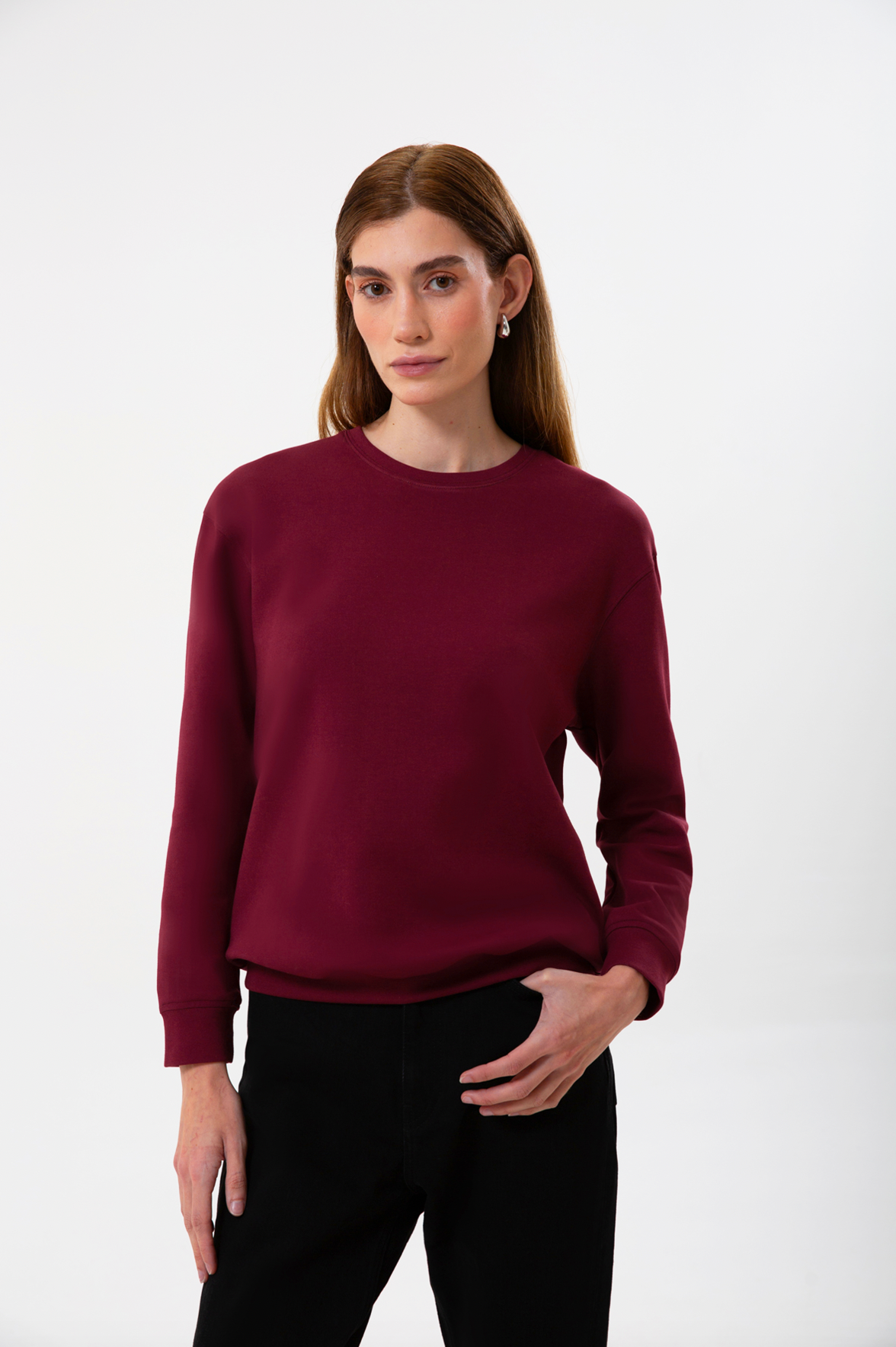 UNIQVIBE’ın regular kalıp organik pamuk kadın sweatshirt modeli; yumuşak dokusu ve nefes alan yapısıyla gün boyu doğal bir konfor sunar. Minimal çizgisiyle günlük stile ve şehir hayatına uyum sağlayan bu tasarım, hafif ve uzun ömürlü yapısıyla doğaya saygılı bir seçenek oluşturur. ‘Kadın sweatshirt’ ve ‘organik pamuk sweatshirt’ aramalarında öne çıkan bu model, zamansız bir rahatlık ve modern bir görünüm sunar.