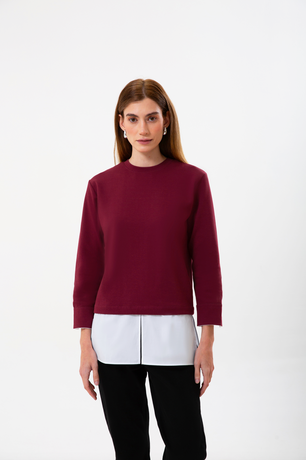 UNIQVIBE’ın organik pamuklu gömlek garnili sweatshirt modeli; siyah, bordo ve bej renk seçenekleriyle doğal bir şıklık sunar. Gömlek görünümü veren garnili detayı, sade sweatshirt formuna modern bir çizgi katarken nefes alan yapısı ve yumuşak dokusuyla gün boyu konfor sağlar. Doğaya saygılı üretim anlayışımızla hazırlanan bu tasarım, siyahın zamansızlığı, bordonun enerjisi ve bejin doğal tonuyla minimal stili günlük hayata taşır.
