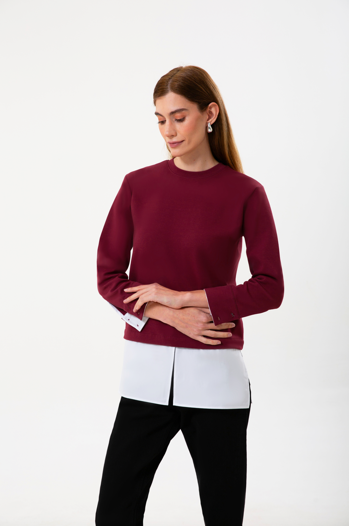 UNIQVIBE’ın organik pamuklu gömlek garnili sweatshirt modeli; siyah, bordo ve bej renk seçenekleriyle doğal bir şıklık sunar. Gömlek görünümü veren garnili detayı, sade sweatshirt formuna modern bir çizgi katarken nefes alan yapısı ve yumuşak dokusuyla gün boyu konfor sağlar. Doğaya saygılı üretim anlayışımızla hazırlanan bu tasarım, siyahın zamansızlığı, bordonun enerjisi ve bejin doğal tonuyla minimal stili günlük hayata taşır.