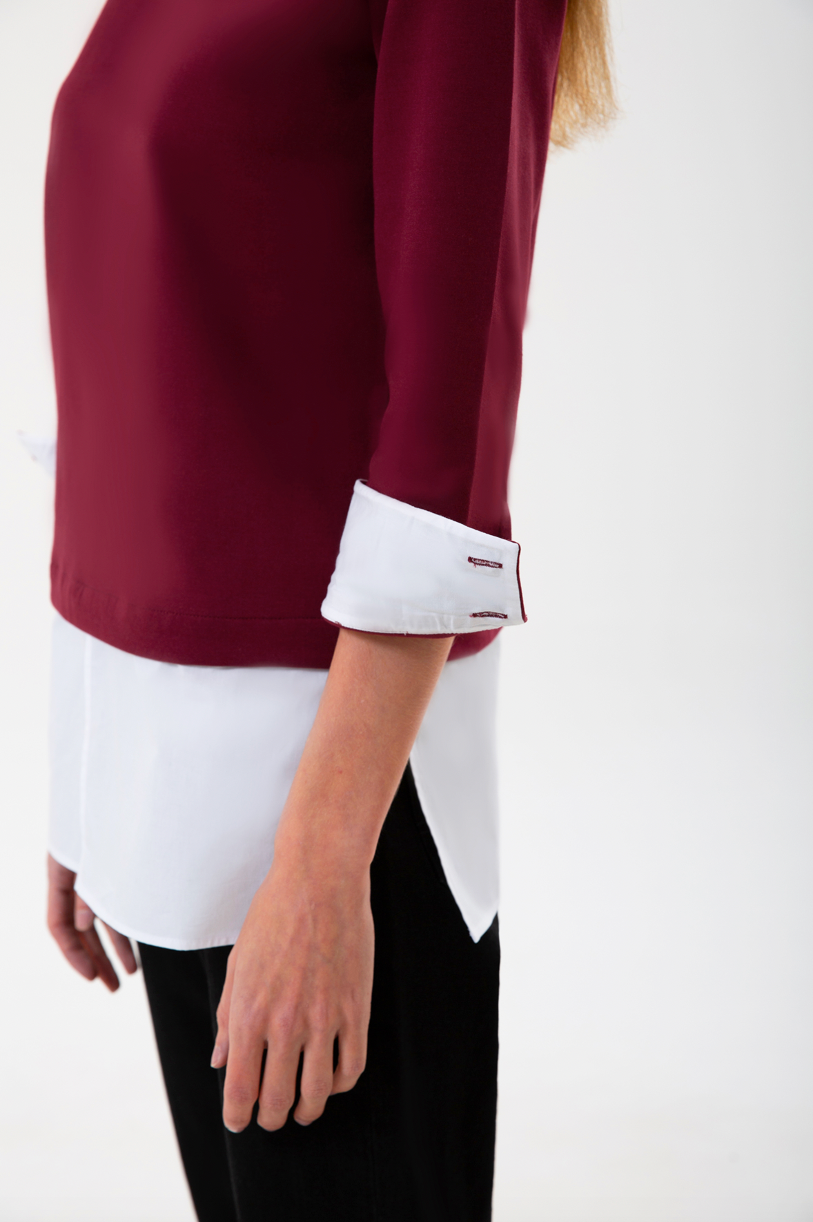 UNIQVIBE’ın organik pamuklu gömlek garnili sweatshirt modeli; siyah, bordo ve bej renk seçenekleriyle doğal bir şıklık sunar. Gömlek görünümü veren garnili detayı, sade sweatshirt formuna modern bir çizgi katarken nefes alan yapısı ve yumuşak dokusuyla gün boyu konfor sağlar. Doğaya saygılı üretim anlayışımızla hazırlanan bu tasarım, siyahın zamansızlığı, bordonun enerjisi ve bejin doğal tonuyla minimal stili günlük hayata taşır.