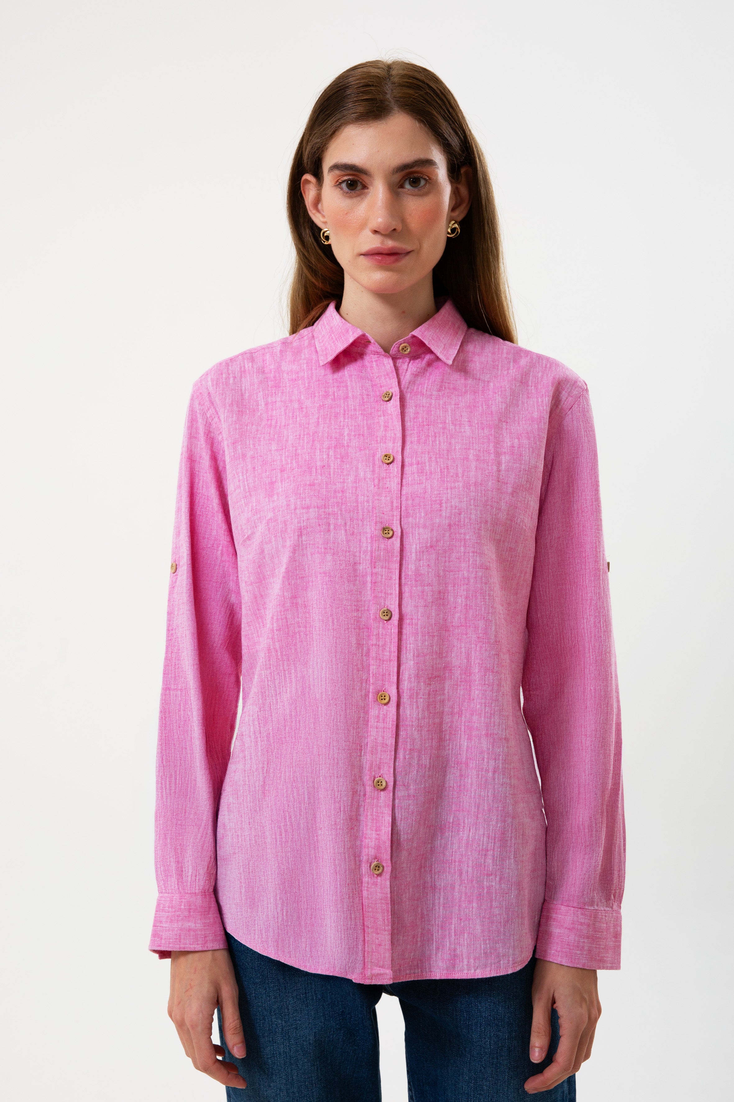 UNIQVIBE pembe kadın keten gömlek, uzun kollu, düğmeli yaka detaylı, keten kumaştan üretilmiş şık ve modern bir tasarım. 