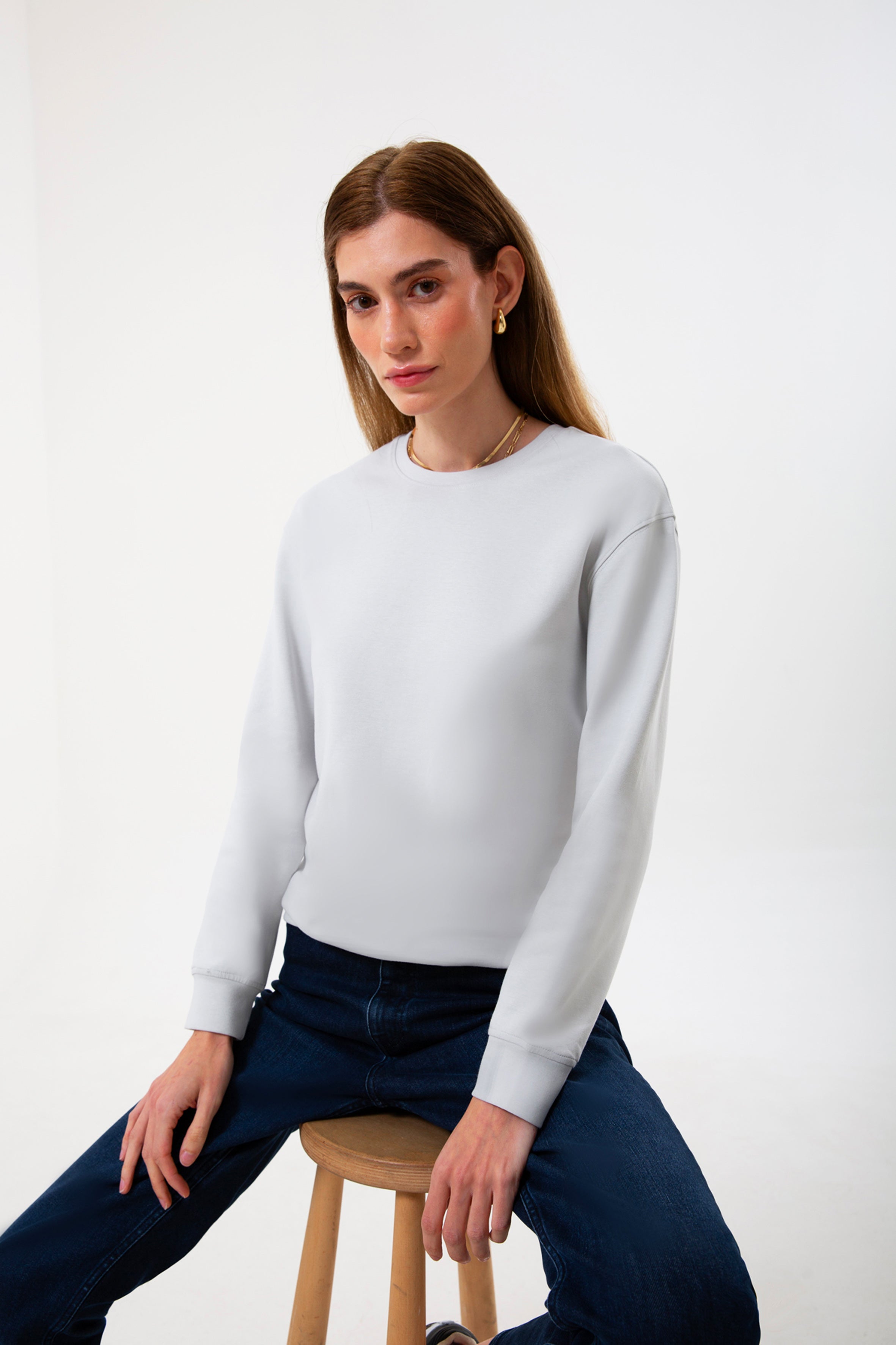 Organik pamuklu dokusuyla yumuşak, hafif ve gün boyu konforlu. Taş renginin sakin şıklığı, regular kalıpla birleşerek her kombine kolayca uyum sağlar. Günlük stile ve şehir hayatına rahatça eşlik eden bu sweatshirt, doğal dokusuyla öne çıkan zamansız bir seçim