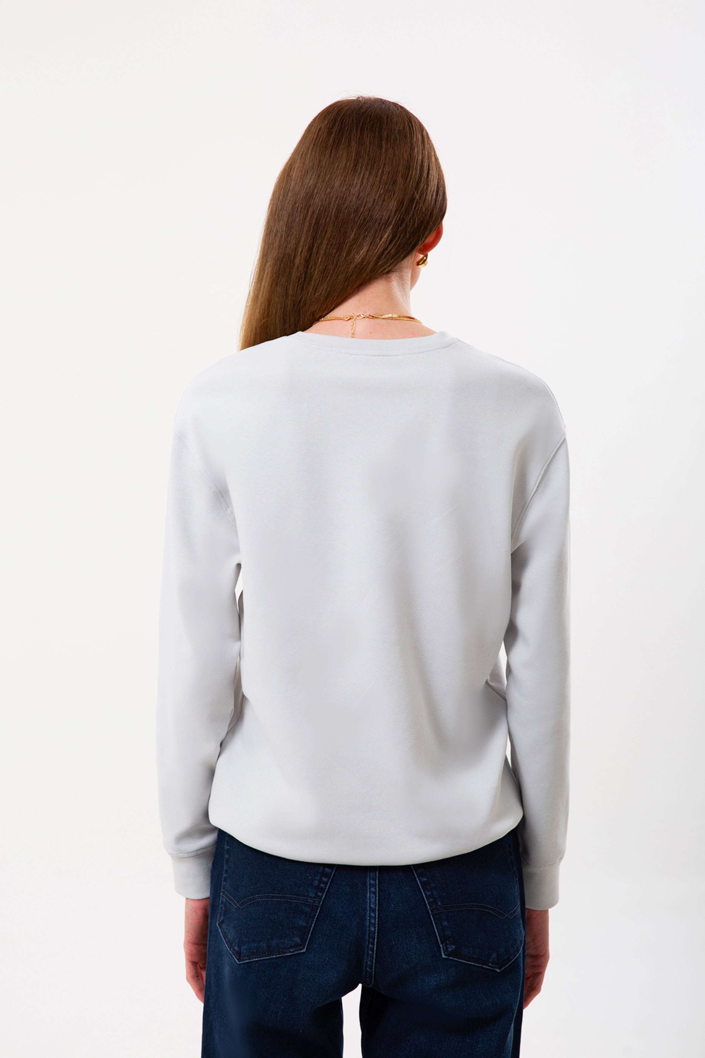 Organik pamuklu dokusuyla yumuşak, hafif ve gün boyu konforlu. Taş renginin sakin şıklığı, regular kalıpla birleşerek her kombine kolayca uyum sağlar. Günlük stile ve şehir hayatına rahatça eşlik eden bu sweatshirt, doğal dokusuyla öne çıkan zamansız bir seçim
