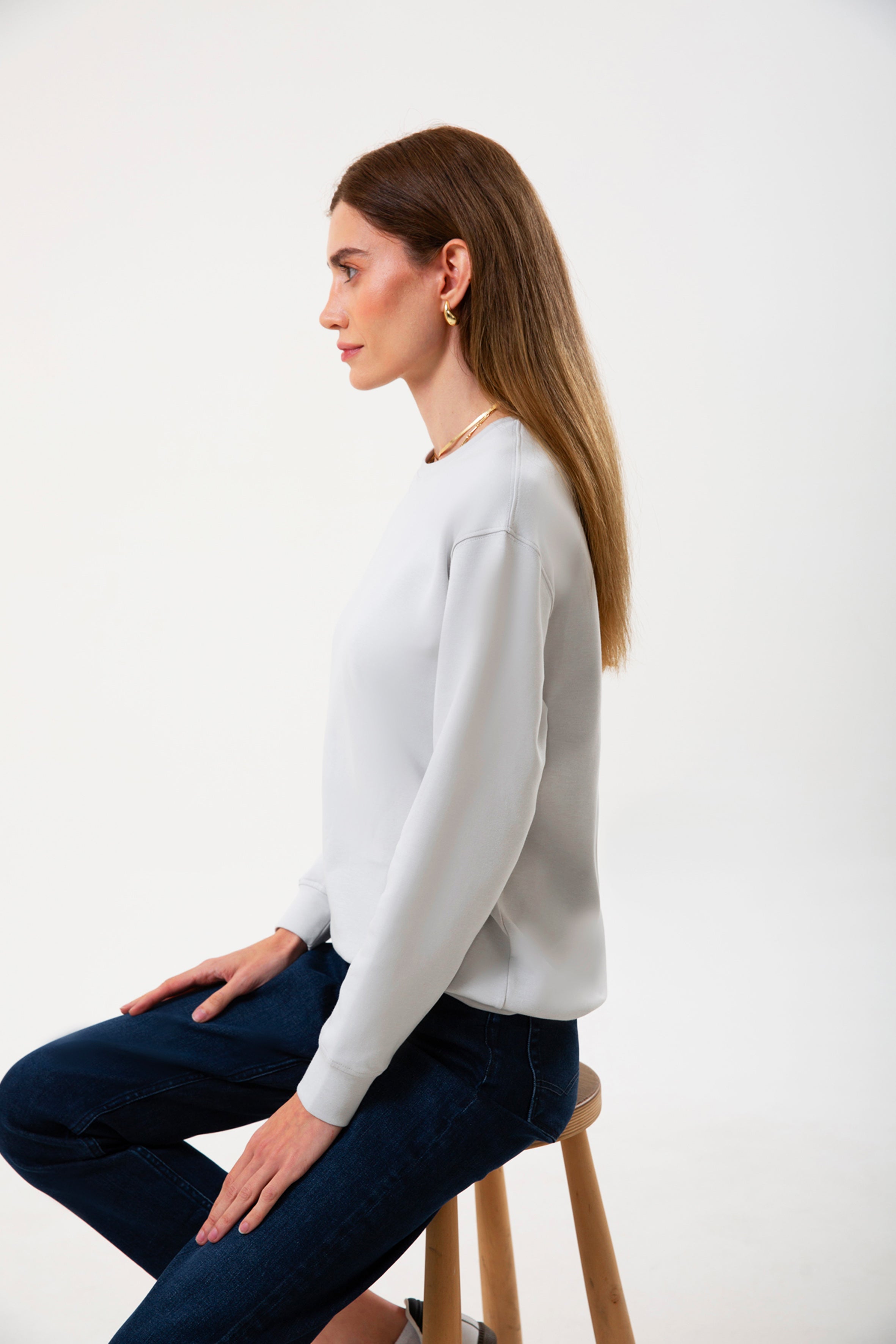 Organik pamuklu dokusuyla yumuşak, hafif ve gün boyu konforlu. Taş renginin sakin şıklığı, regular kalıpla birleşerek her kombine kolayca uyum sağlar. Günlük stile ve şehir hayatına rahatça eşlik eden bu sweatshirt, doğal dokusuyla öne çıkan zamansız bir seçim