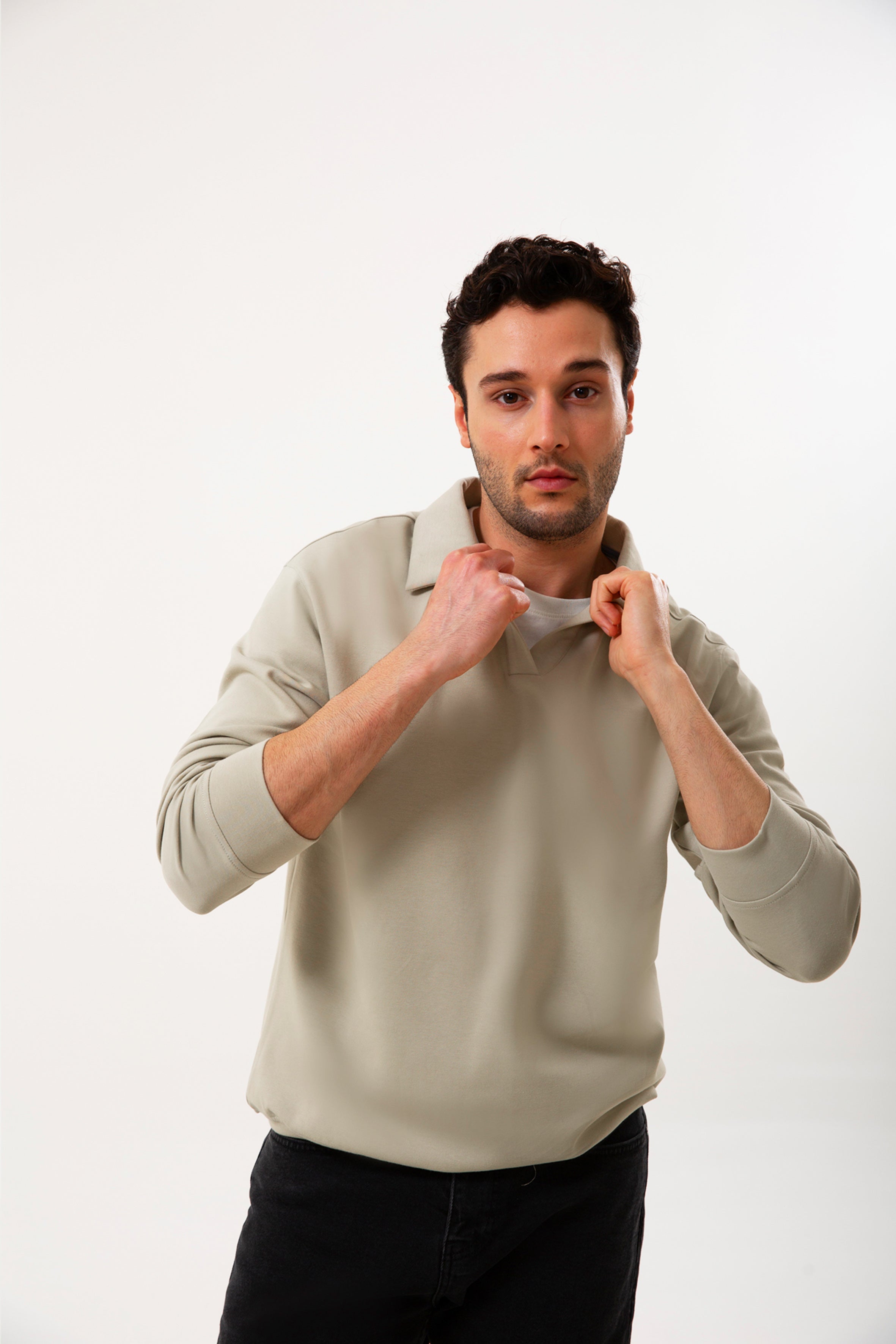 Modern çizgiyi rahat bir dokuyla buluşturan erkek polo yaka sweatshirt, şehir stiline zamansız bir yorum katmak isteyenler için ideal bir seçimdir. Yumuşak ve nefes alan kumaşı sayesinde gün boyu konfor sunarken, polo yaka detayı tasarıma daha düzenli ve güçlü bir duruş kazandırır.Günlük kombinlerden ofis stiline kadar geniş bir kullanım alanı sunan bu polo yaka sweatshirt, minimal detayları ve temiz hatlarıyla her gardıroba kolayca uyum sağlar. Rahat kesimi hareket özgürlüğü sağlar.