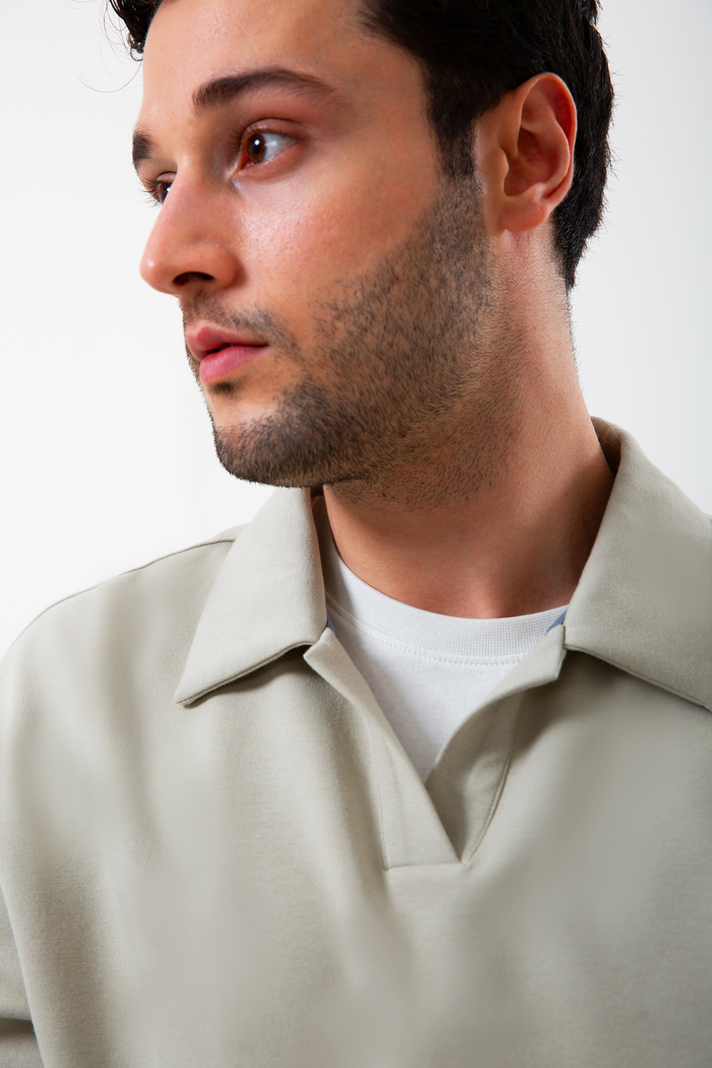 Modern çizgiyi rahat bir dokuyla buluşturan erkek polo yaka sweatshirt, şehir stiline zamansız bir yorum katmak isteyenler için ideal bir seçimdir. Yumuşak ve nefes alan kumaşı sayesinde gün boyu konfor sunarken, polo yaka detayı tasarıma daha düzenli ve güçlü bir duruş kazandırır.Günlük kombinlerden ofis stiline kadar geniş bir kullanım alanı sunan bu polo yaka sweatshirt, minimal detayları ve temiz hatlarıyla her gardıroba kolayca uyum sağlar. Rahat kesimi hareket özgürlüğü sağlar.