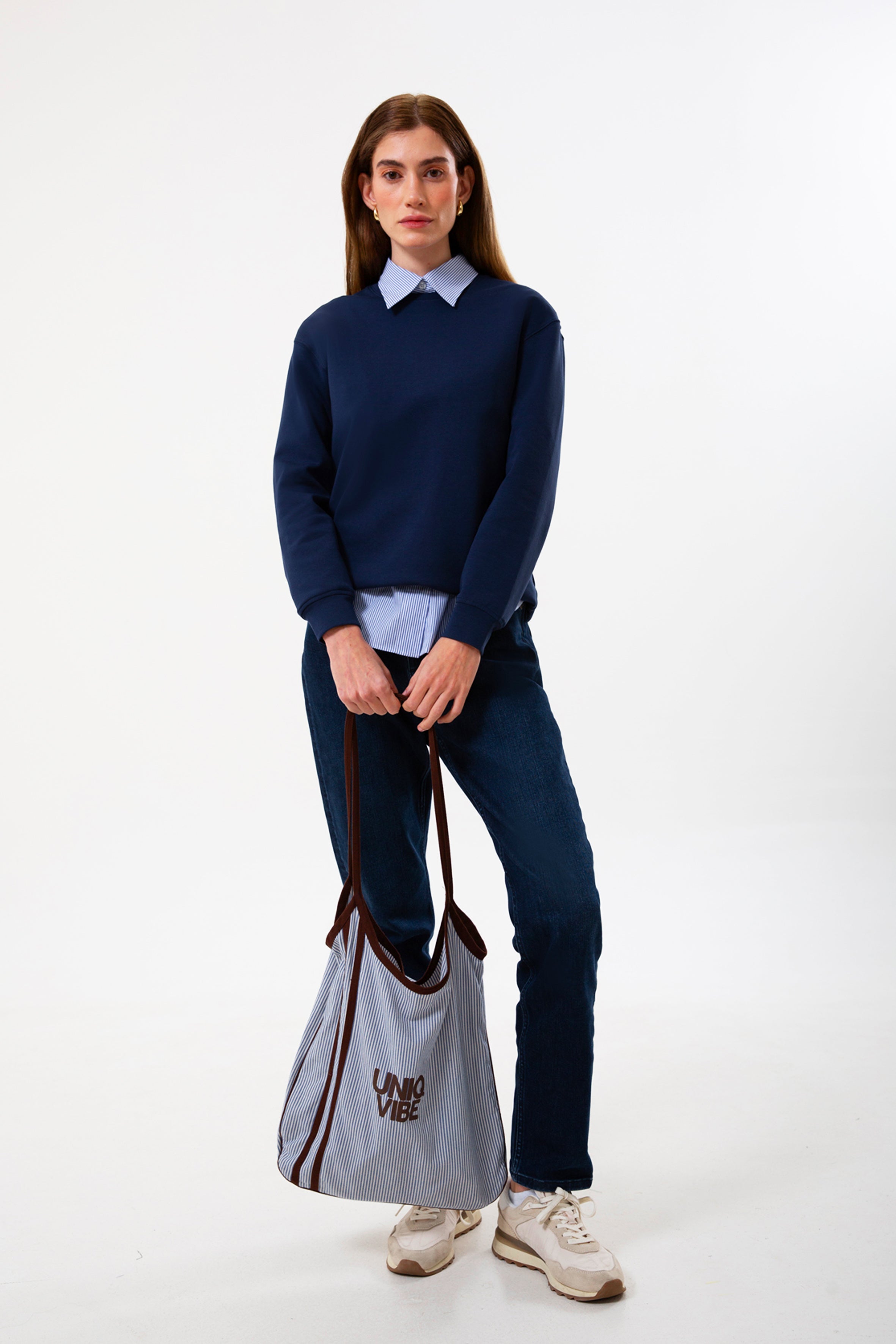 Organik pamuklu dokusuyla yumuşak, hafif ve gün boyu konforlu. Lacivert renginin sakin şıklığı, regular kalıpla birleşerek her kombine kolayca uyum sağlar. Günlük stile ve şehir hayatına rahatça eşlik eden bu sweatshirt, doğal dokusuyla öne çıkan zamansız bir seçim