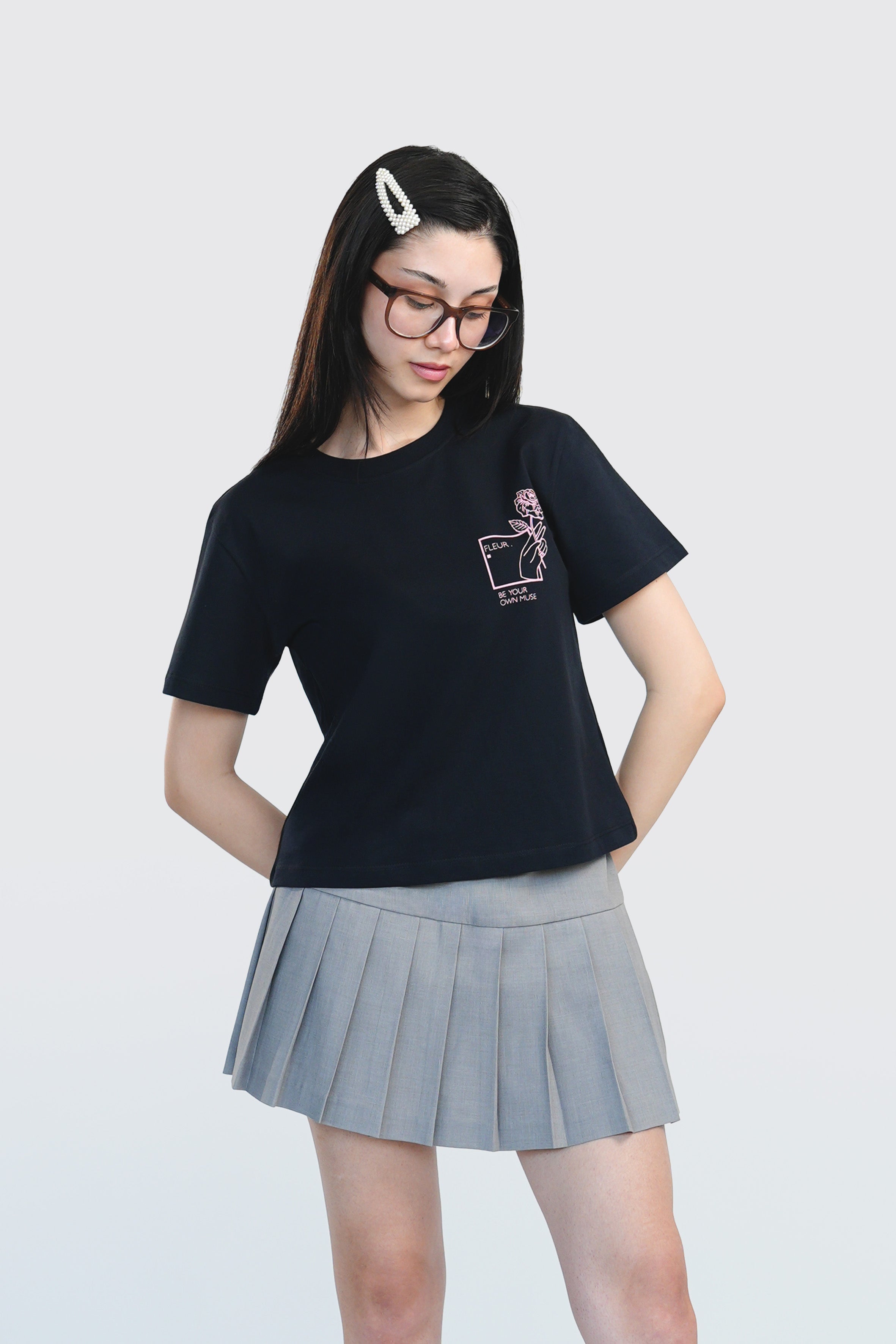 %100 organik pamuktan üretilmiş GOTS sertifikalı kadın crop tişört. Siyah renkli, baskılı ve kısa kollu tasarımıyla yaz aylarında hem konfor hem stil sunar. Sürdürülebilir moda anlayışıyla üretilen bu tişört, doğa dostu kumaşı ve modern kesimiyle günlük kombinler için ideal bir parça.