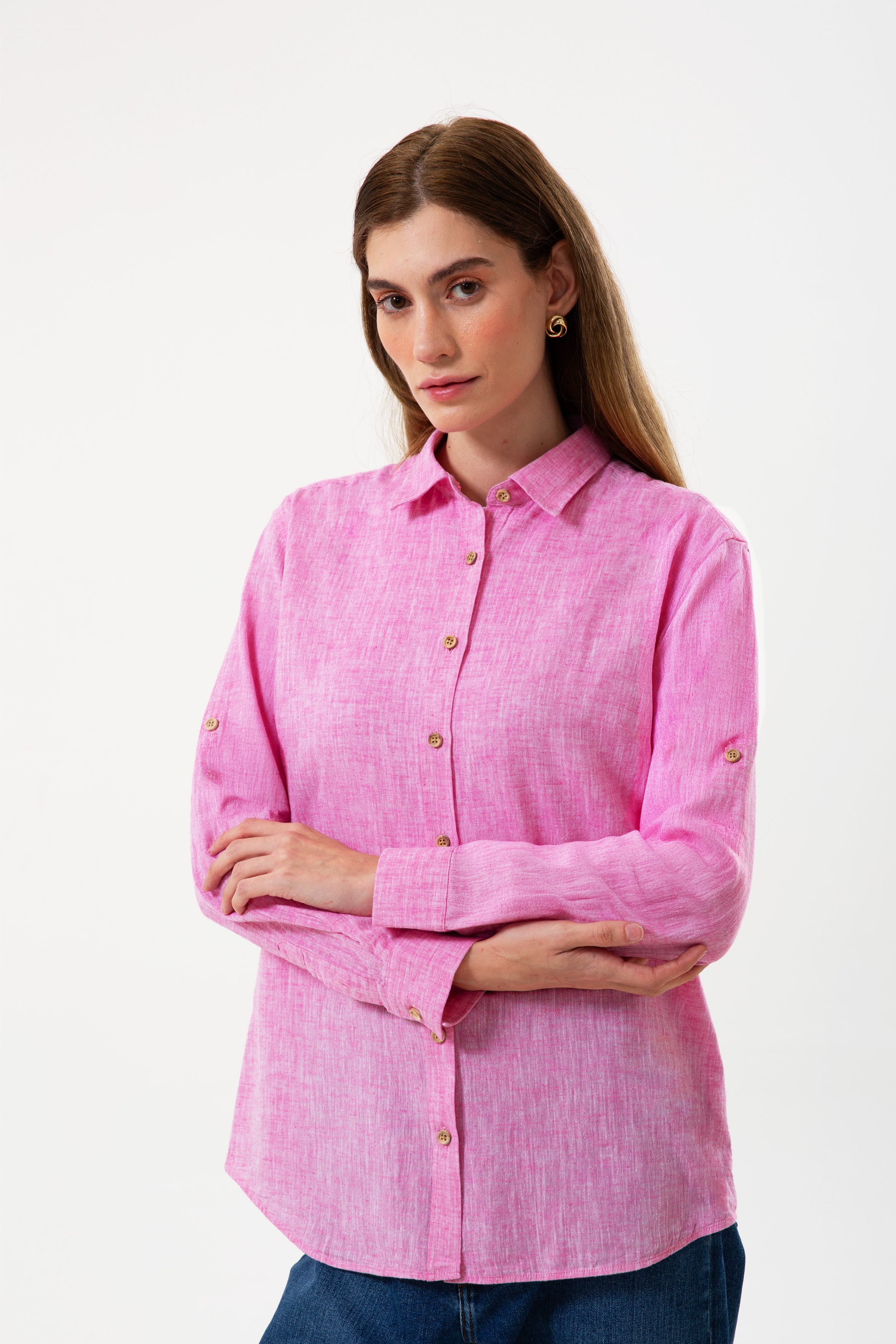 UNIQVIBE pembe kadın keten gömlek, uzun kollu, düğmeli yaka detaylı, keten kumaştan üretilmiş şık ve modern bir tasarım. 