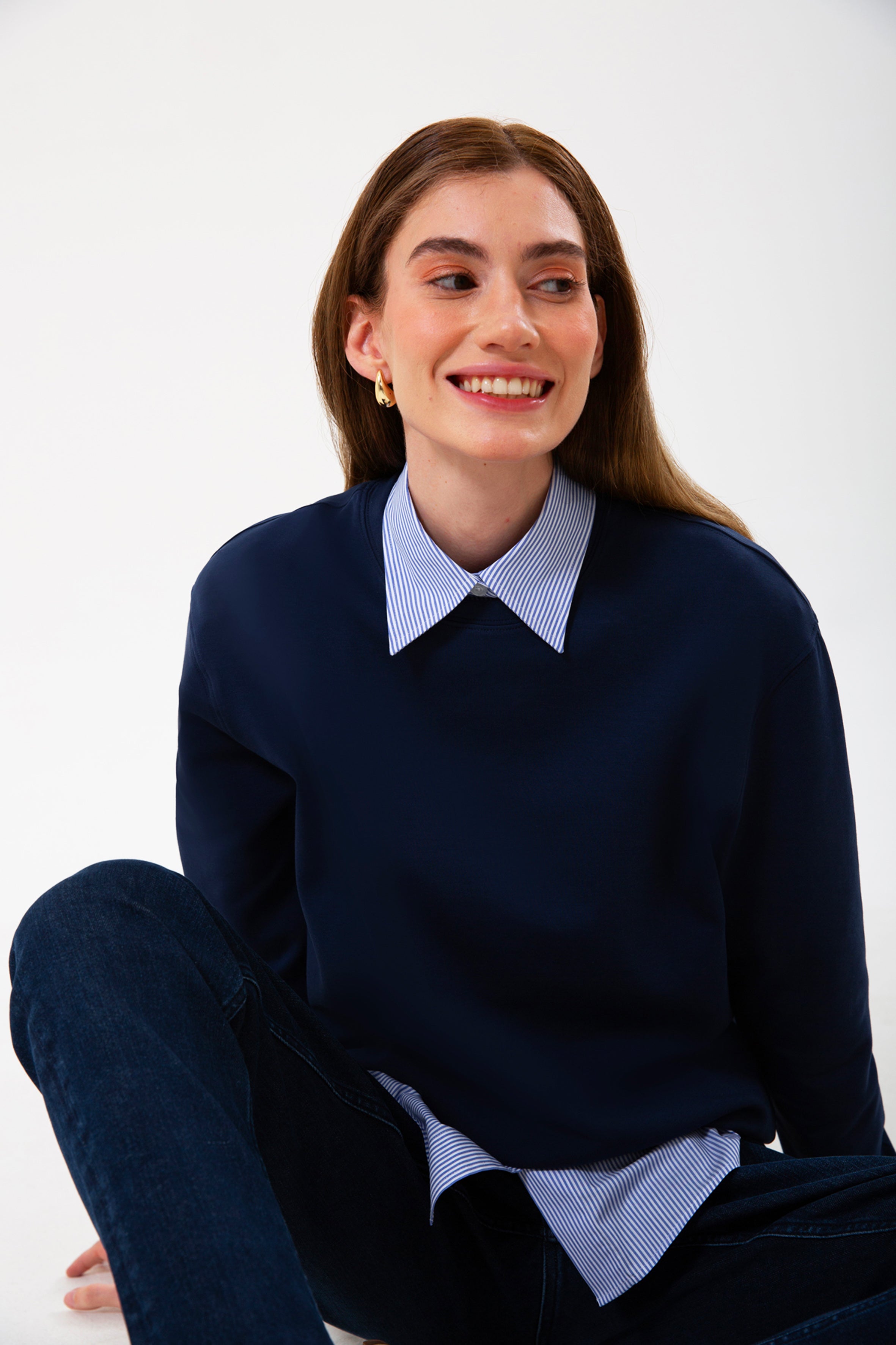 Organik pamuklu dokusuyla yumuşak, hafif ve gün boyu konforlu. Lacivert renginin sakin şıklığı, regular kalıpla birleşerek her kombine kolayca uyum sağlar. Günlük stile ve şehir hayatına rahatça eşlik eden bu sweatshirt, doğal dokusuyla öne çıkan zamansız bir seçim