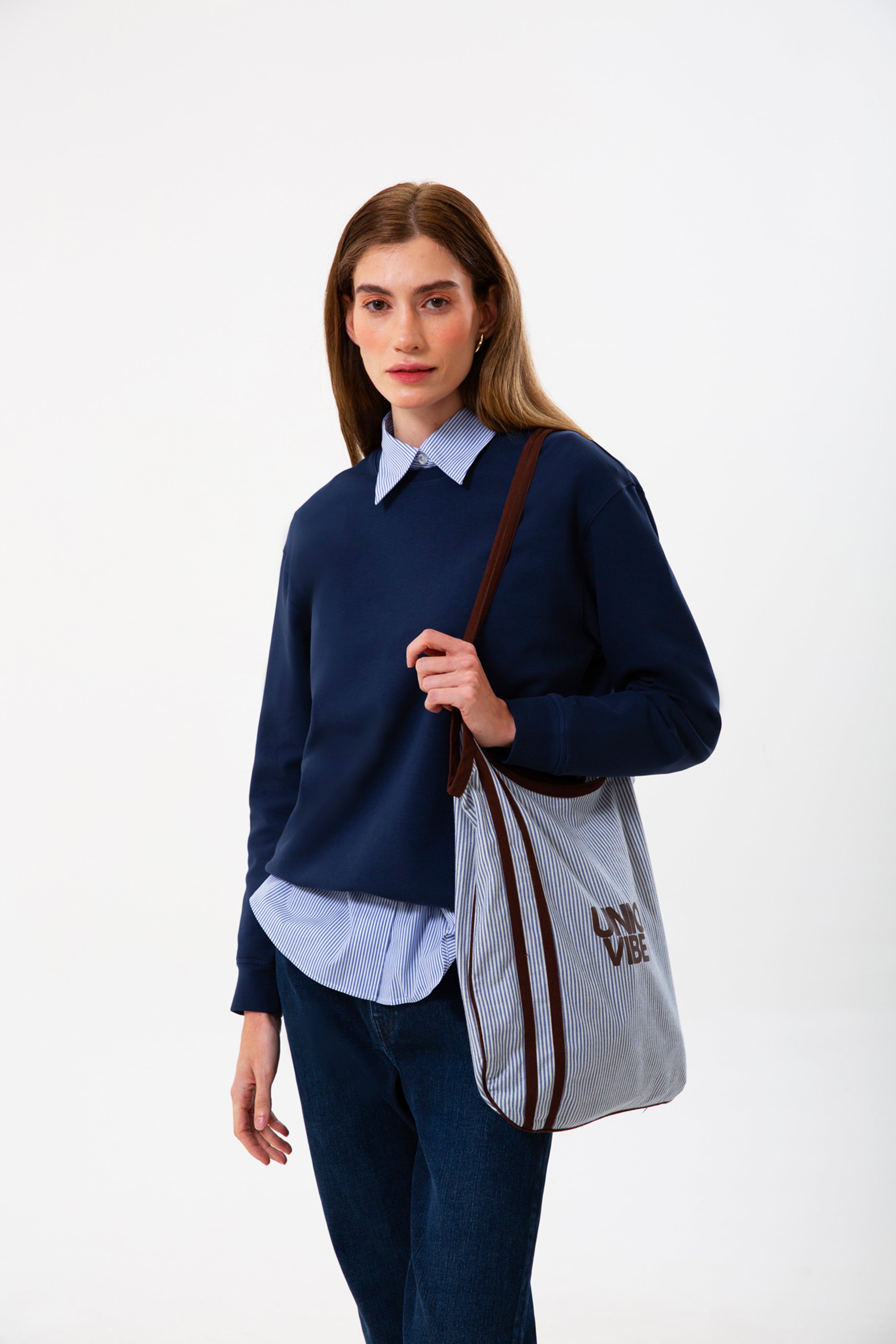 Organik pamuklu dokusuyla yumuşak, hafif ve gün boyu konforlu. Lacivert renginin sakin şıklığı, regular kalıpla birleşerek her kombine kolayca uyum sağlar. Günlük stile ve şehir hayatına rahatça eşlik eden bu sweatshirt, doğal dokusuyla öne çıkan zamansız bir seçim