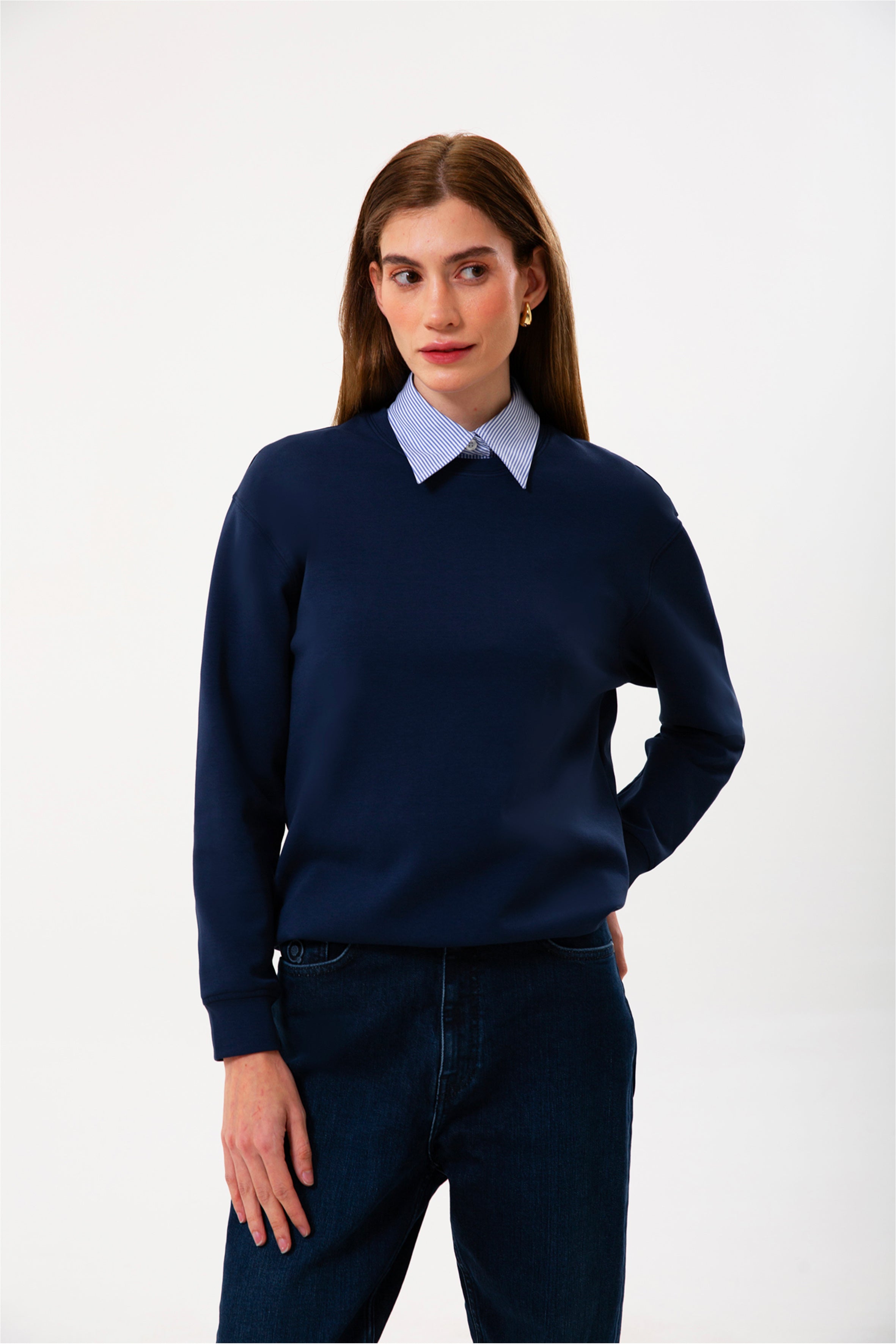 Organik pamuklu dokusuyla yumuşak, hafif ve gün boyu konforlu. Lacivert renginin sakin şıklığı, regular kalıpla birleşerek her kombine kolayca uyum sağlar. Günlük stile ve şehir hayatına rahatça eşlik eden bu sweatshirt, doğal dokusuyla öne çıkan zamansız bir seçim