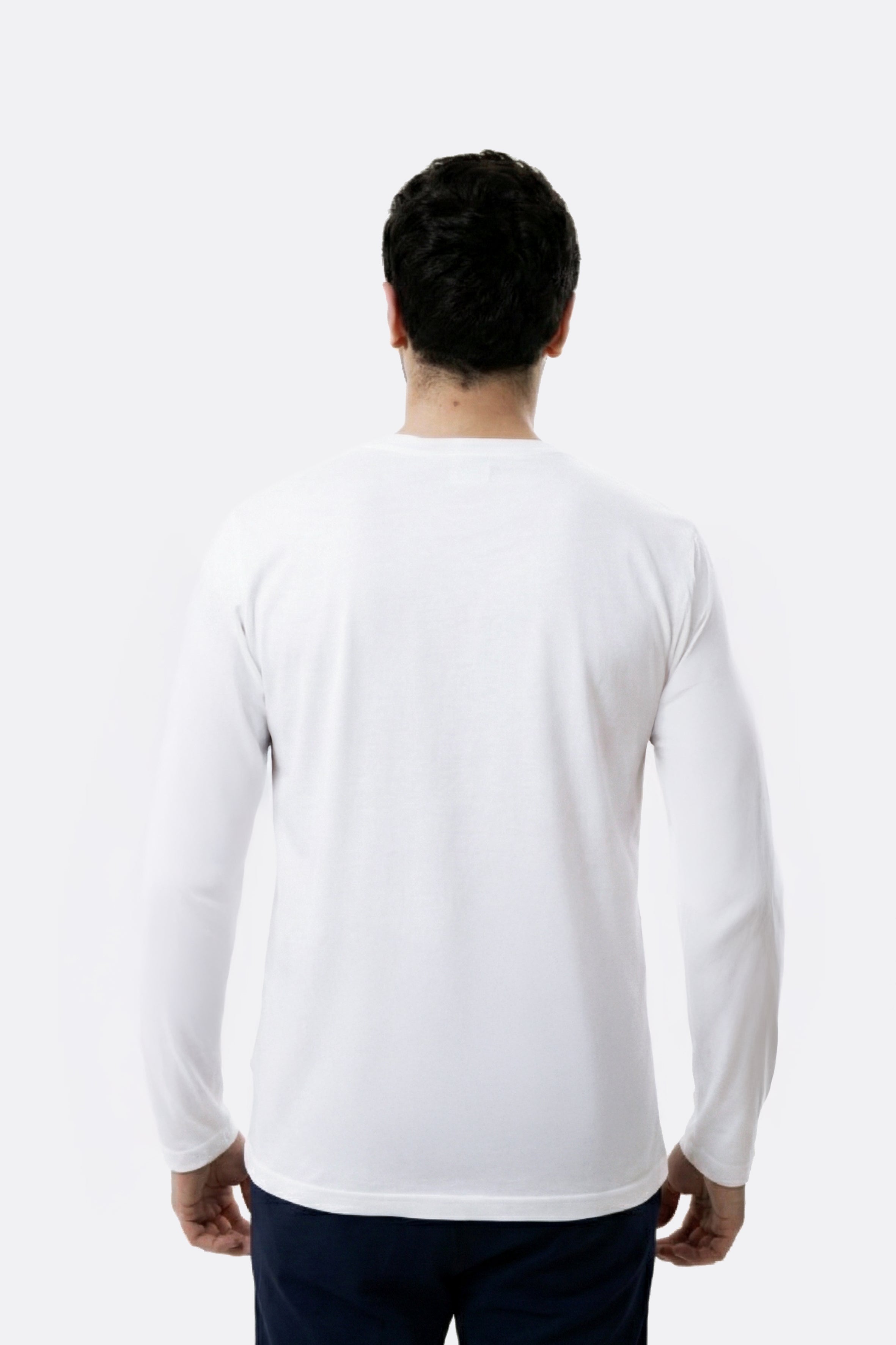 %100 organik pamuktan üretilmiş, beyaz renk V yaka erkek uzun kollu tişört. Doğal dokusu, rahat kalıbı ve sade tasarımıyla günlük kullanıma uygundur.