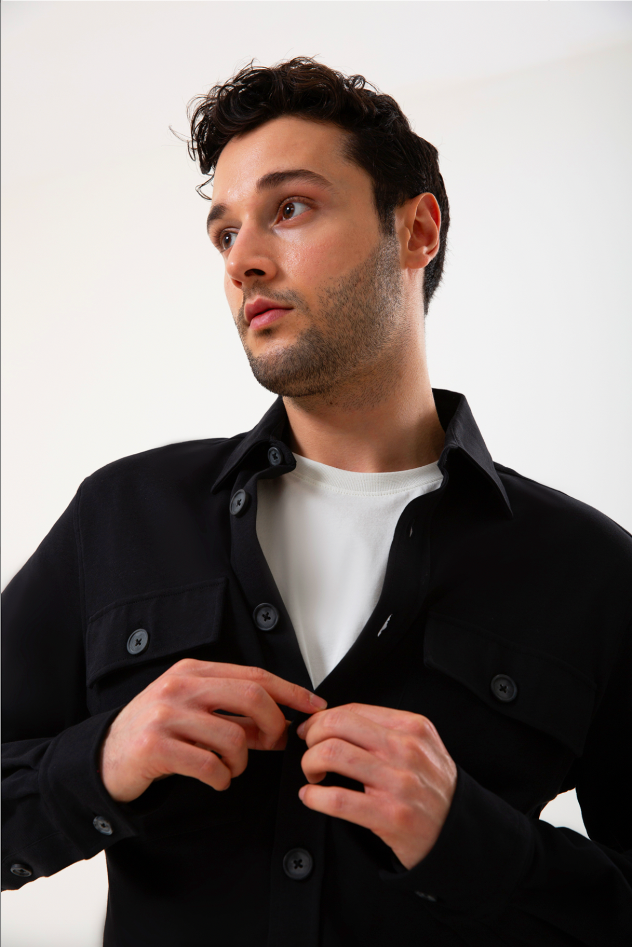 %100 organik pamuktan üretilen siyah regular fit gömlek, doğal dokusu ve sade çizgisiyle hem günlük stile hem ofis şıklığına uyum sağlar. Nefes alan kumaşı sayesinde gün boyu konforlu bir kullanım sunarken, zamansız siyah tonu modern ve kullanışlı bir görünüm yaratır. ‘Organik pamuk gömlek’ ve ‘siyah regular fit gömlek’ aramalarında öne çıkan bu tasarım, doğaya saygılı üretim yaklaşımıyla uzun ömürlü bir alternatif sunar.