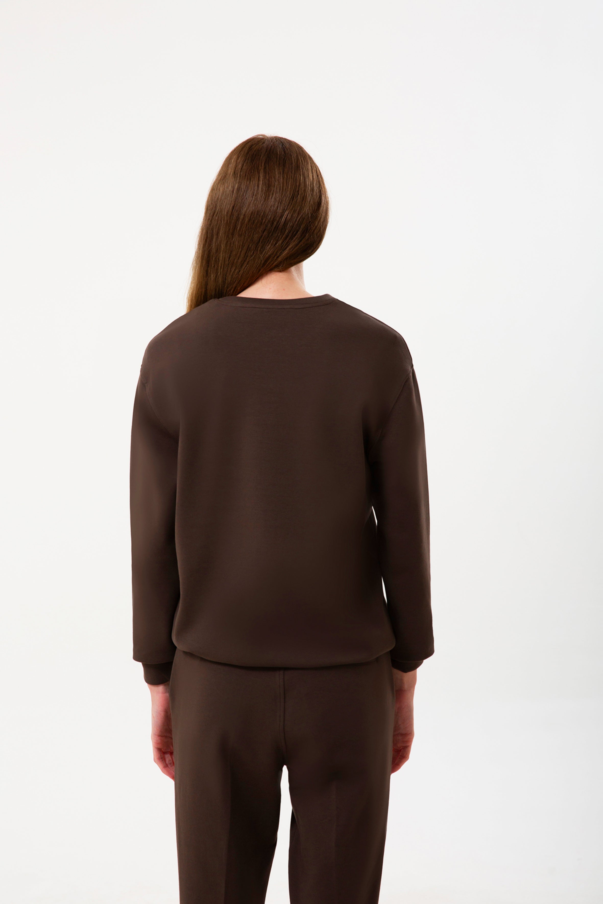 Organik pamuklu dokusuyla yumuşak, hafif ve gün boyu konforlu. Kahverengi renginin sakin şıklığı, regular kalıpla birleşerek her kombine kolayca uyum sağlar. Günlük stile ve şehir hayatına rahatça eşlik eden bu sweatshirt, doğal dokusuyla öne çıkan zamansız bir seçim