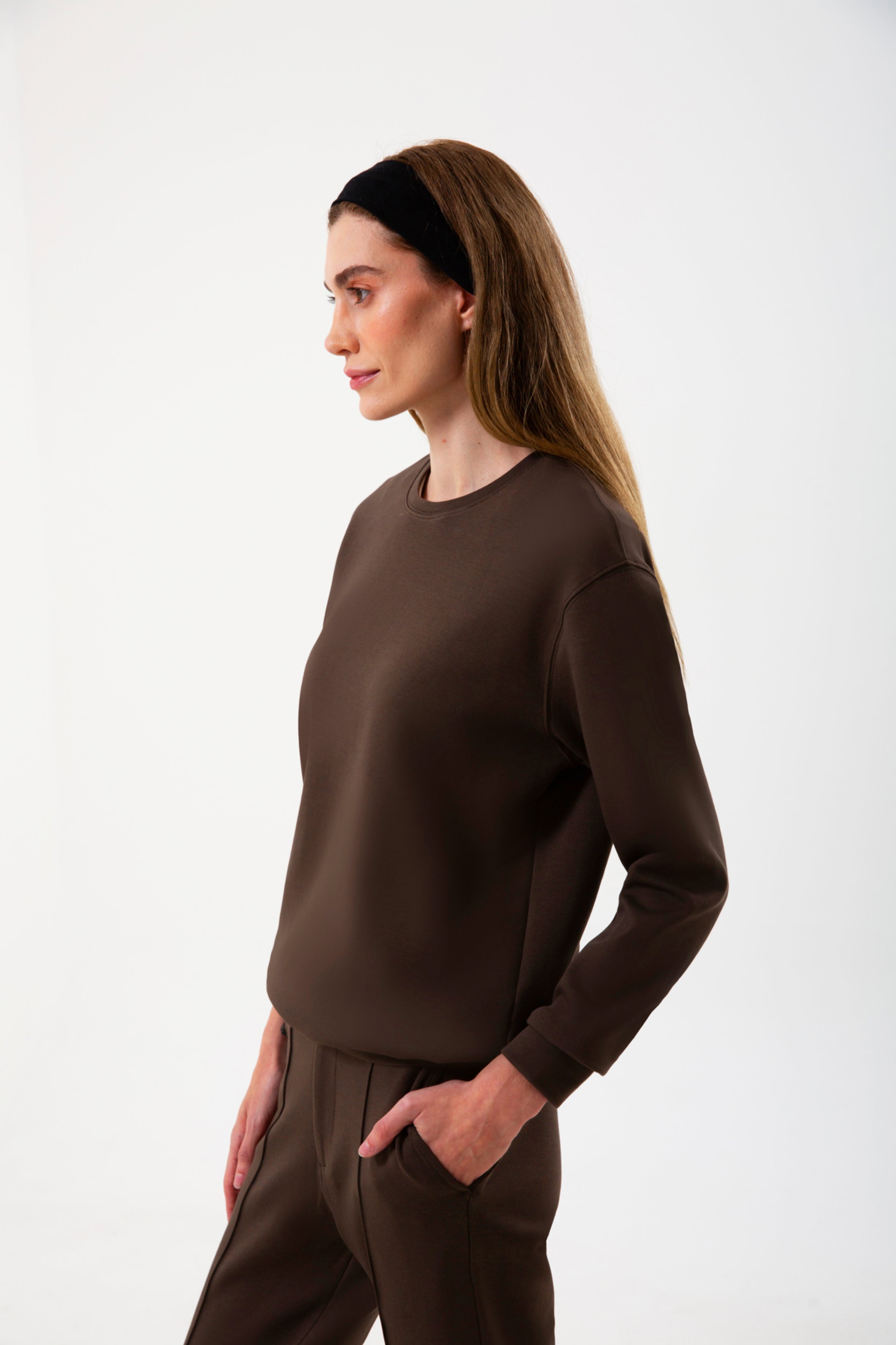 Organik pamuklu dokusuyla yumuşak, hafif ve gün boyu konforlu. Kahverengi renginin sakin şıklığı, regular kalıpla birleşerek her kombine kolayca uyum sağlar. Günlük stile ve şehir hayatına rahatça eşlik eden bu sweatshirt, doğal dokusuyla öne çıkan zamansız bir seçim