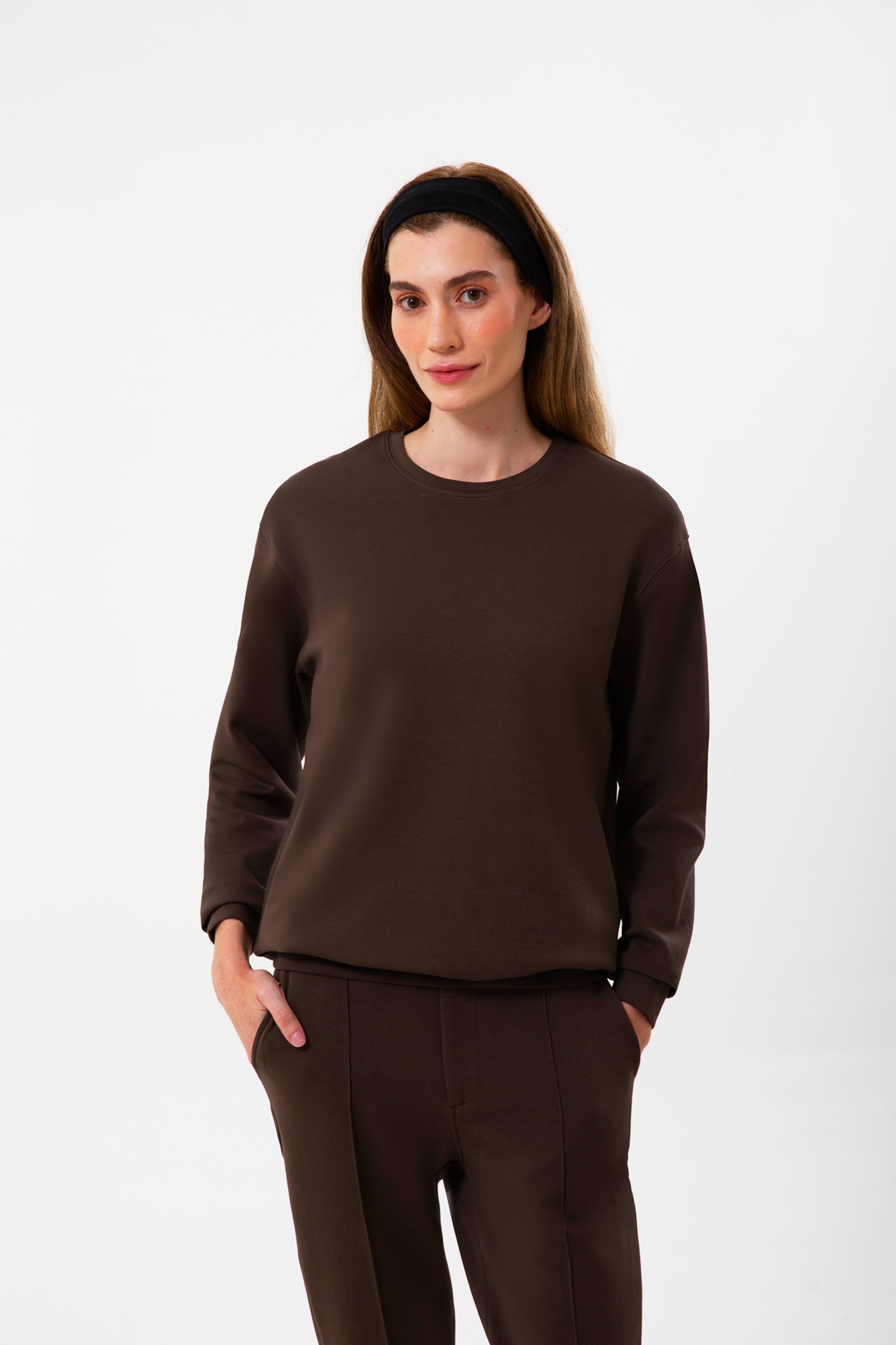 Organik pamuklu dokusuyla yumuşak, hafif ve gün boyu konforlu. Kahverengi renginin sakin şıklığı, regular kalıpla birleşerek her kombine kolayca uyum sağlar. Günlük stile ve şehir hayatına rahatça eşlik eden bu sweatshirt, doğal dokusuyla öne çıkan zamansız bir seçim