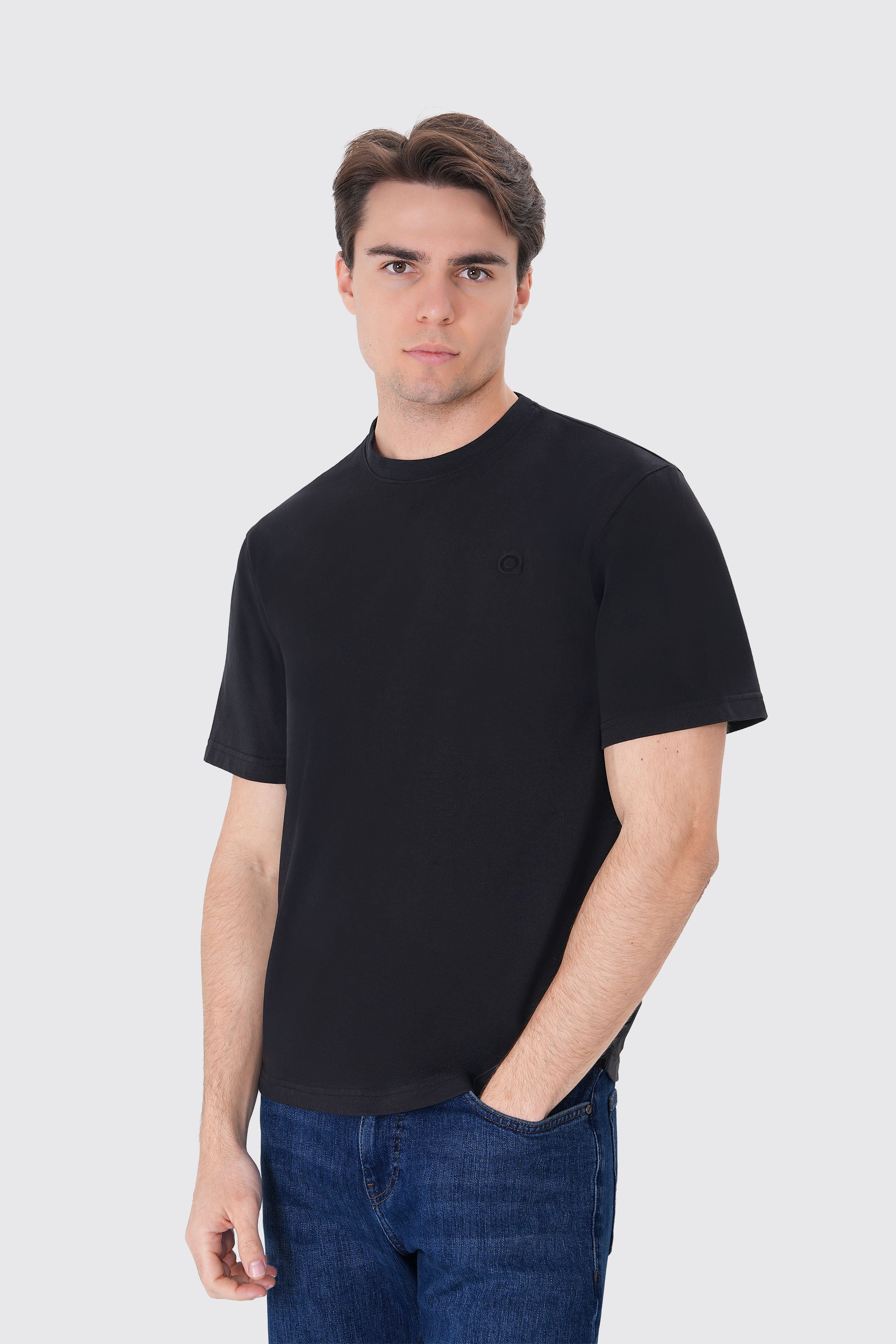 Erkek Siyah Basic Tişört – %100 Pamuk
Yazın vazgeçilmezi: sade, rahat ve nefes alan kumaş.
Yazlık stilin tamamlayıcısı.
UNIQVIBE ile konforu ve tarzı bir arada yaşa.