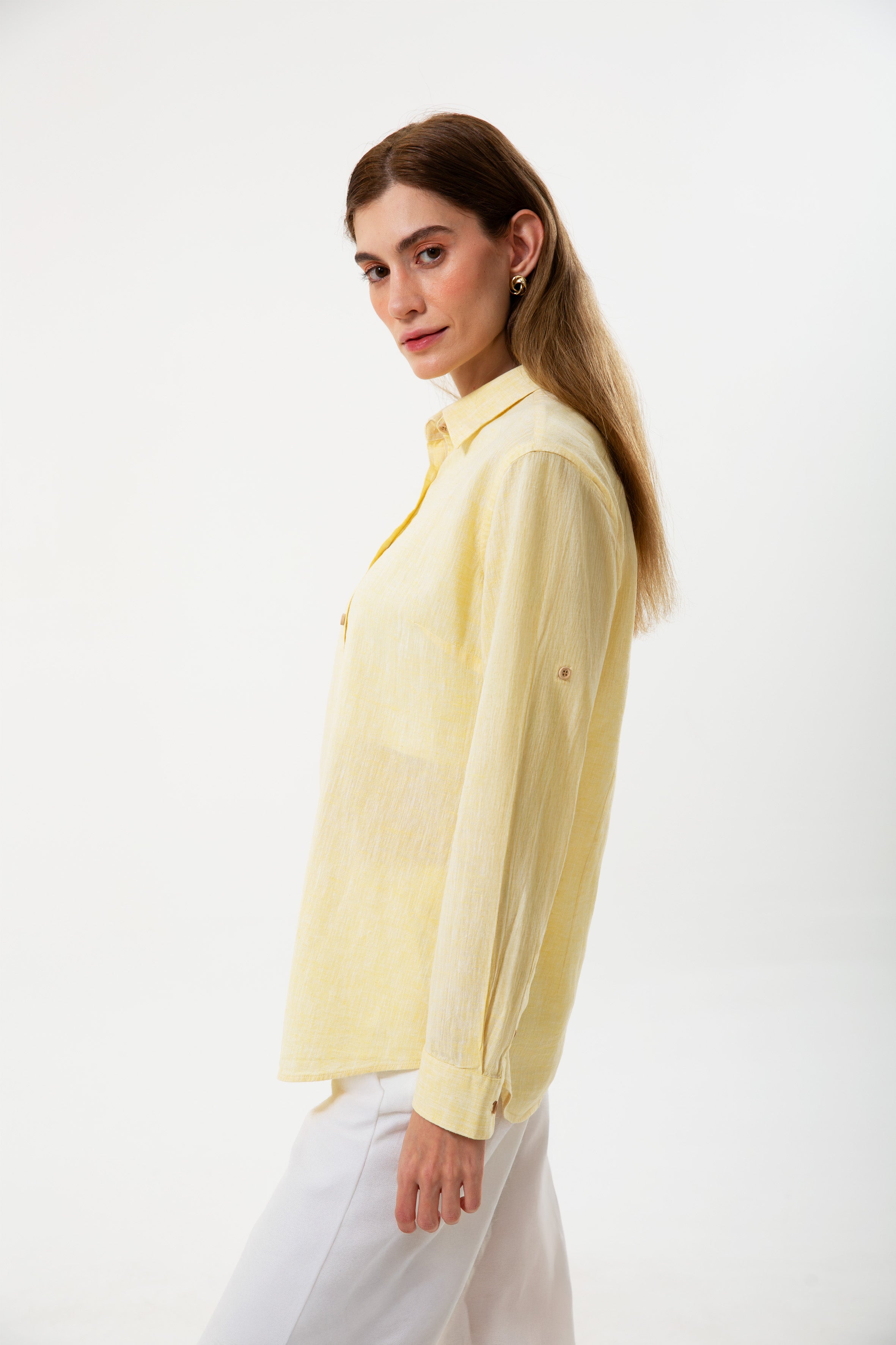 UNIQVIBE sarı kadın keten gömlek, uzun kollu, düğmeli yaka detaylı, keten kumaştan üretilmiş şık ve modern bir tasarım. 